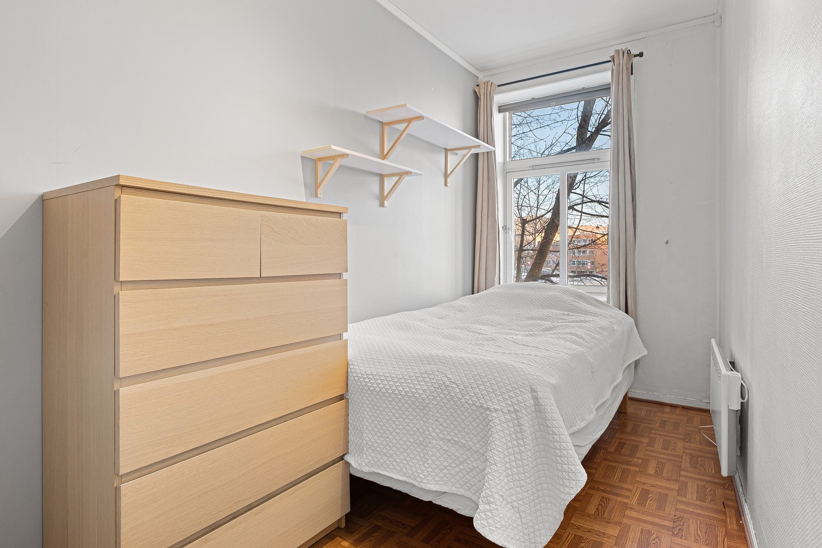 Soverom nr. 2 er på ca. 8 kvadratmeter og har bra med plass til dobbeltseng. Galleribilde