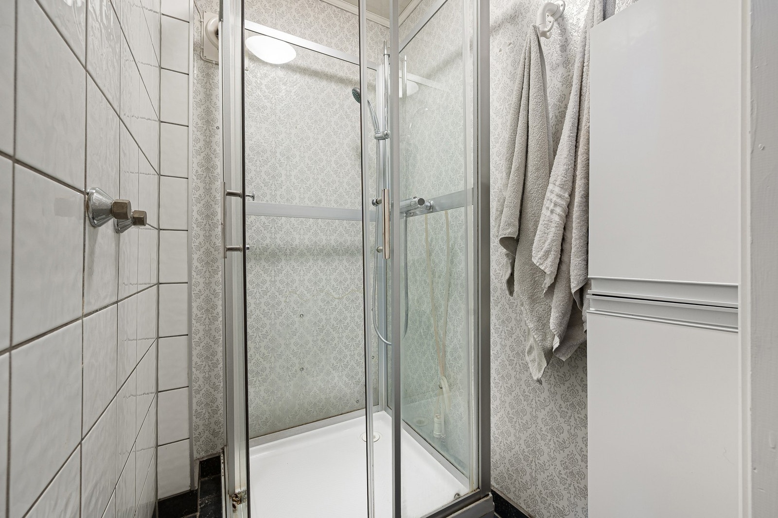 Baderommet har et dusjkabinett som sikrer trygg avrenning til sluk. Galleribilde