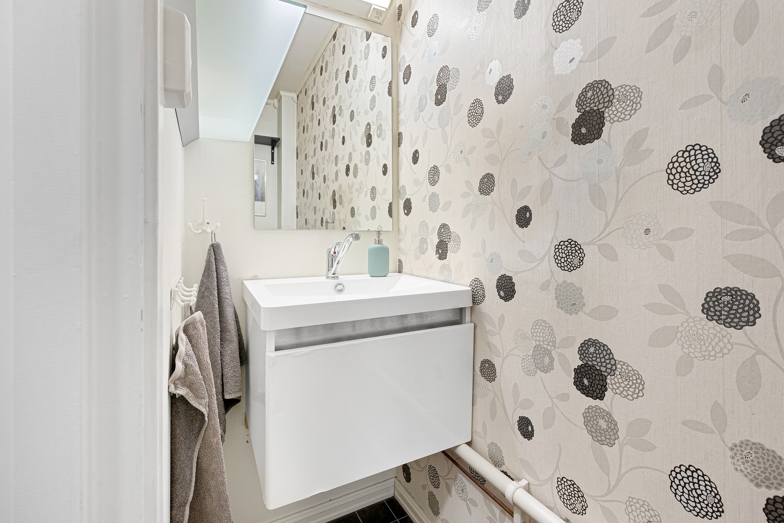 Toalettrom med egen vask. Galleribilde