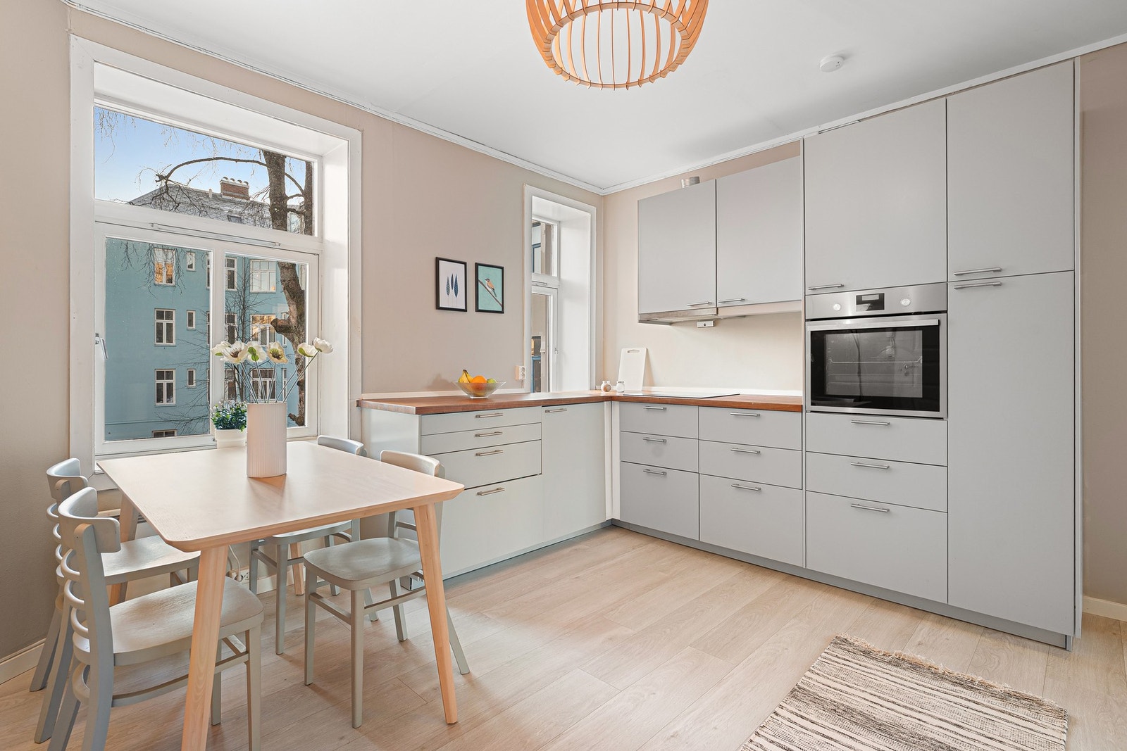 Stilrent kjøkken med tilstandsgrad 1 i tilstandsrapport fra takstmann. Galleribilde