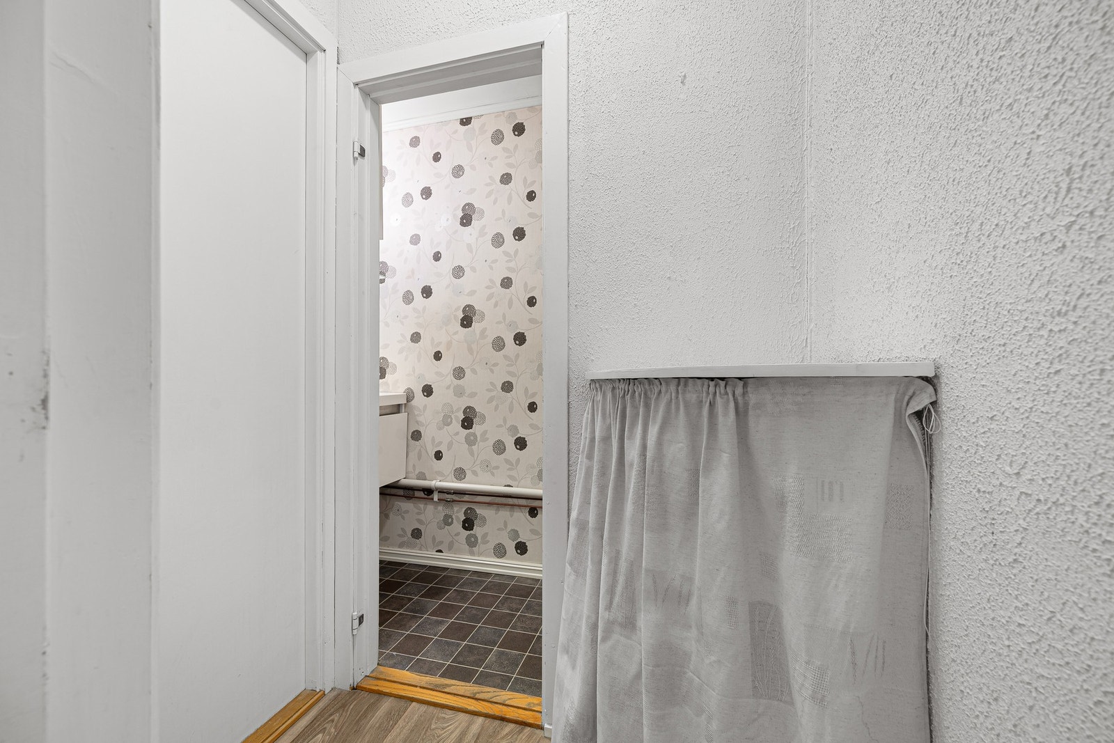 Fra kjøkkenet finner man en liten gang med rømningsvei og et toalettrom. Galleribilde