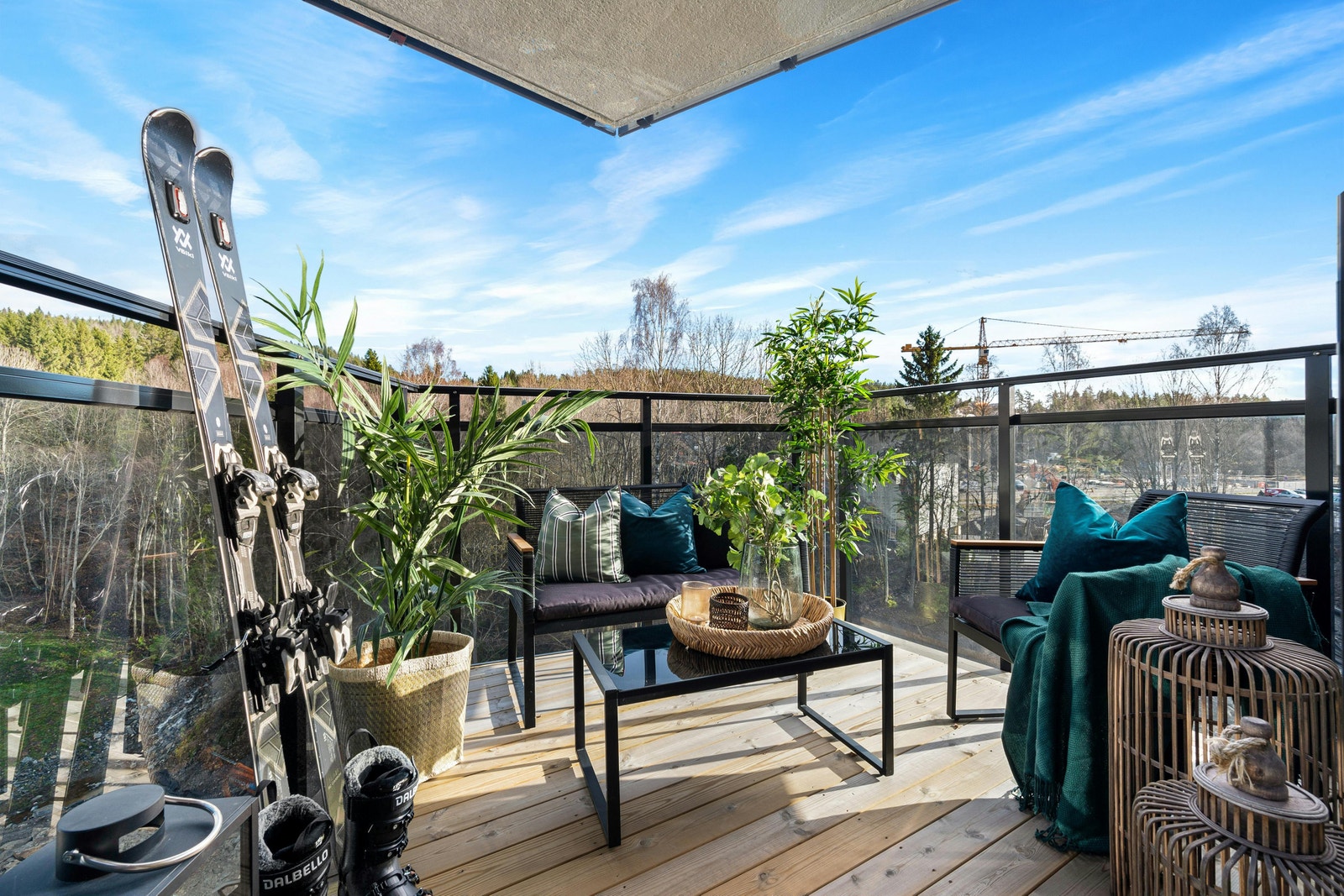 Koselig balkong med morgensol og skog Galleribilde