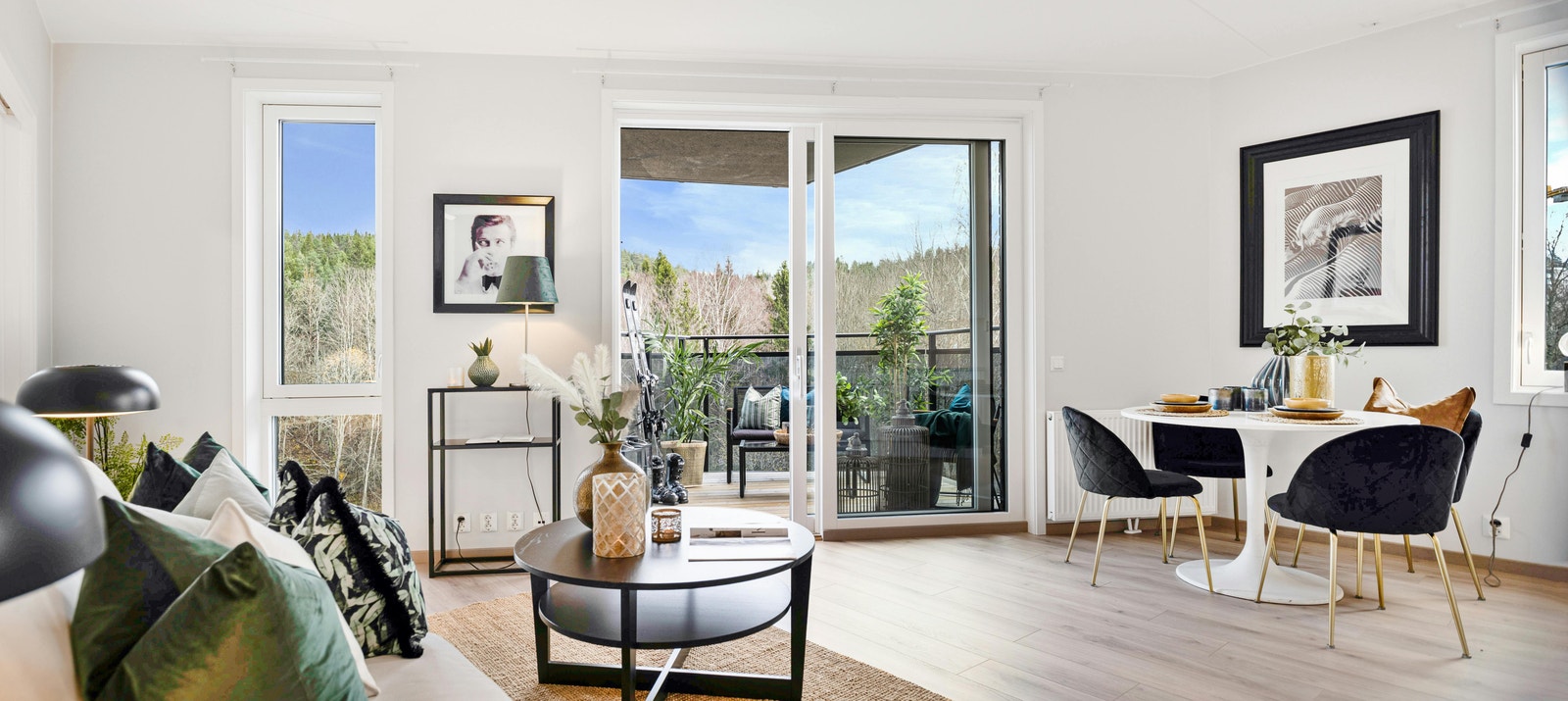 Stue med mange vindusflater og hyggelig utsikt Galleribilde