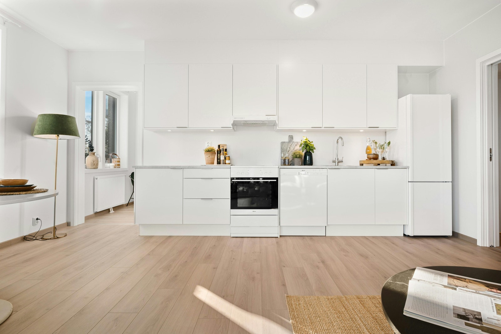 Flott kjøkken medfølgende hvitevarer Galleribilde