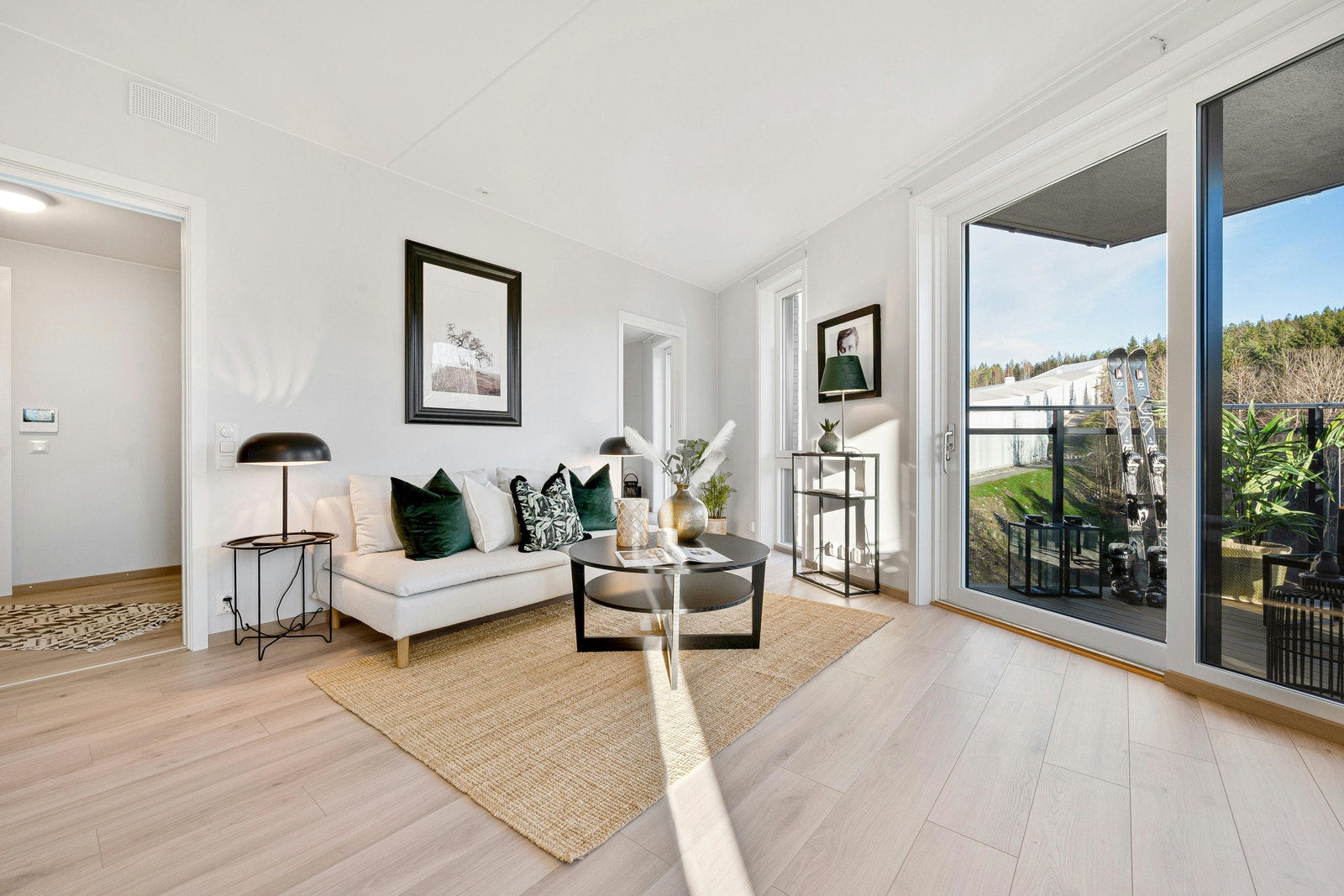 Lys stue med utgang til balkong med morgensol Galleribilde