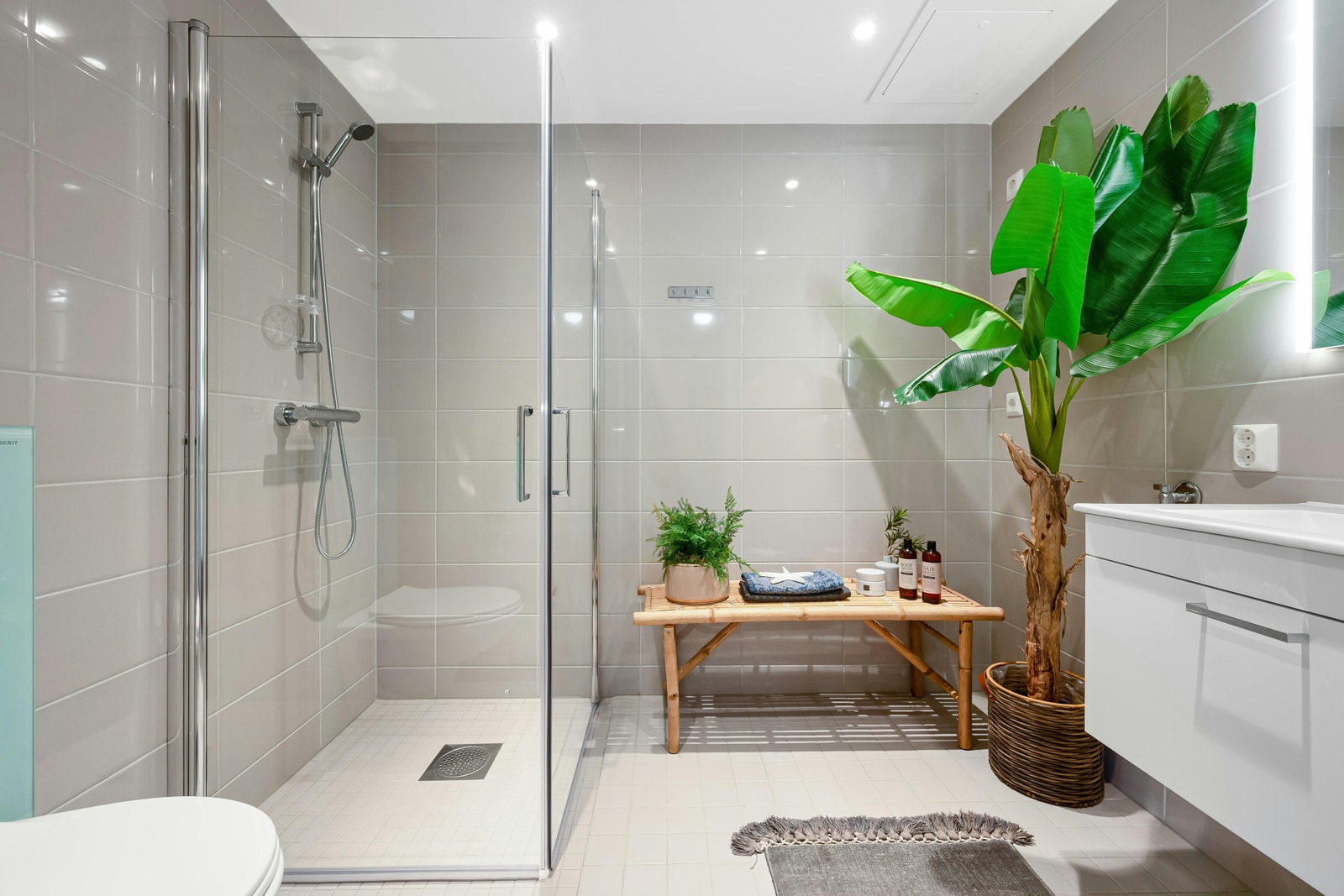 Delikat flislagt bad med opplegg for vaskemaskin Galleribilde