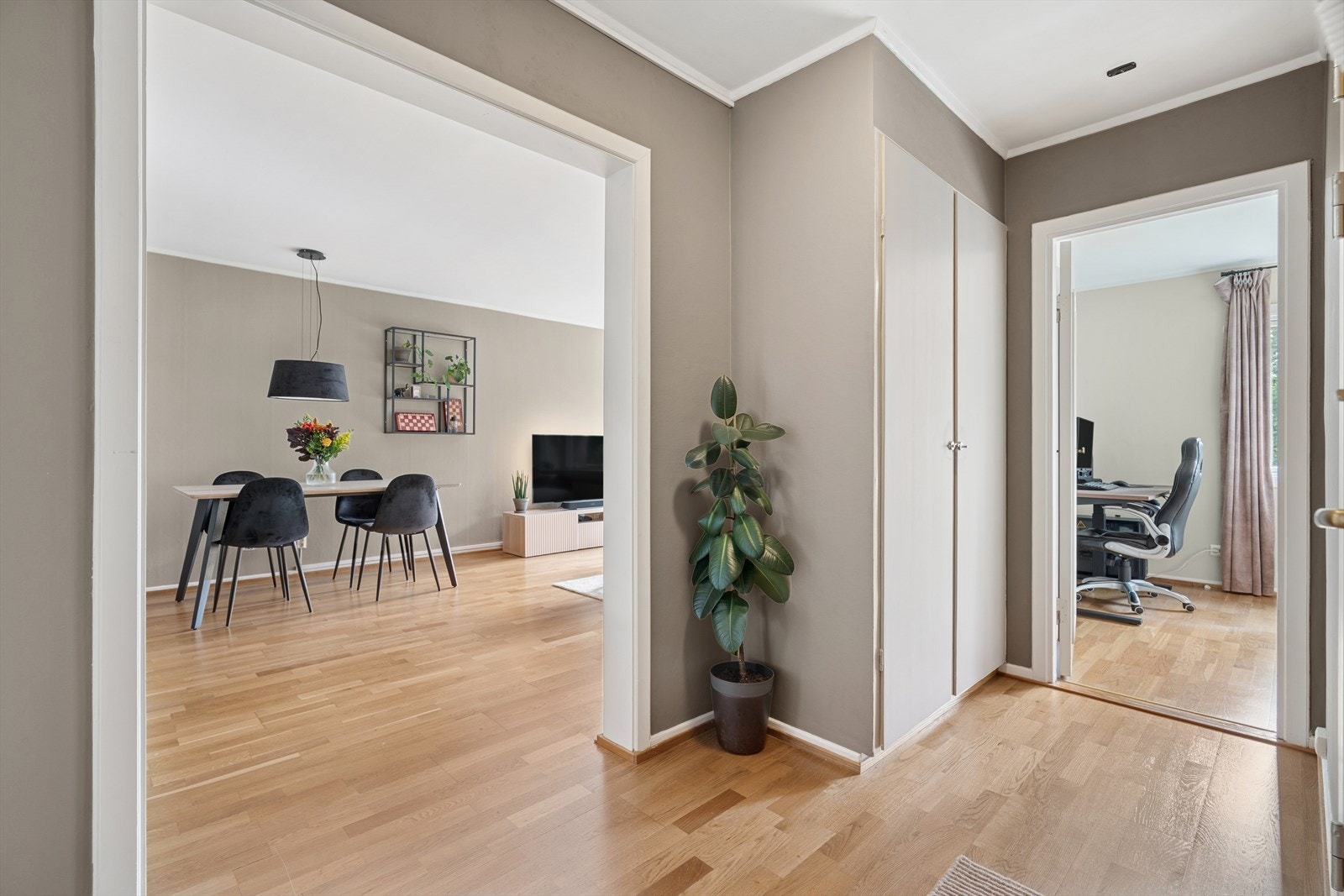 Leiligheten har en gjennomgående planløsning som gir naturlig flyt mellom rommene og rikelig med dagslys hele dagen. Galleribilde