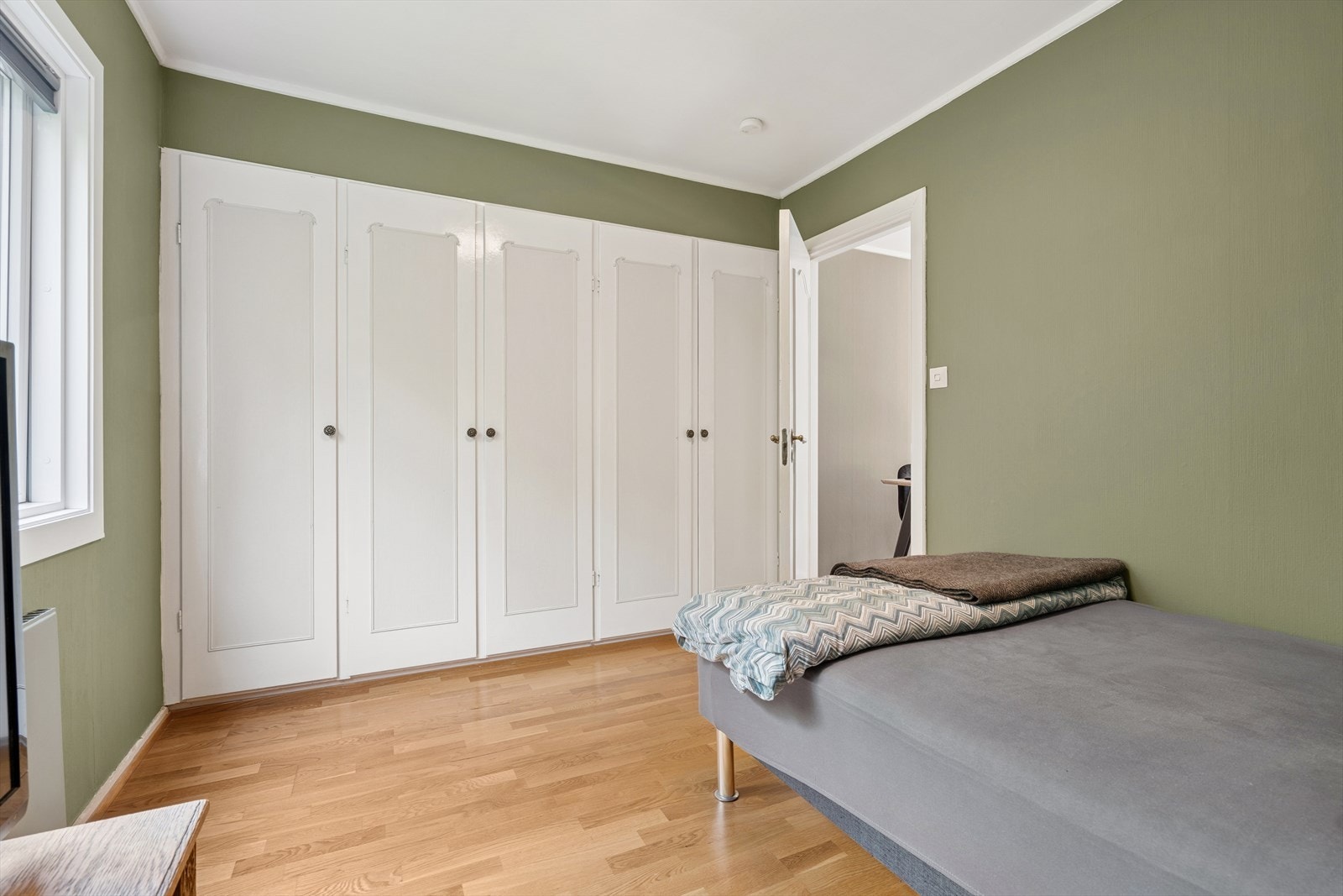 Her er det god plass til både dobbeltseng og medfølgende garderoberekke. Galleribilde