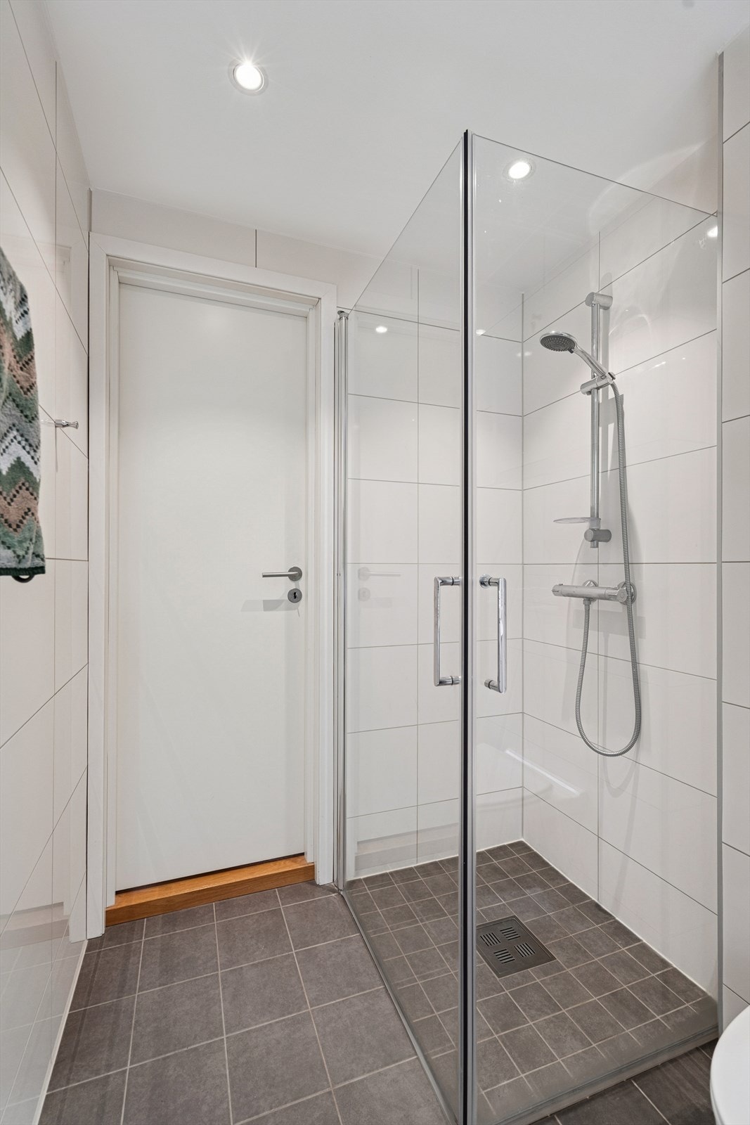 Dusjsonen er nedsenket og har innfellbare glassvegger. Galleribilde