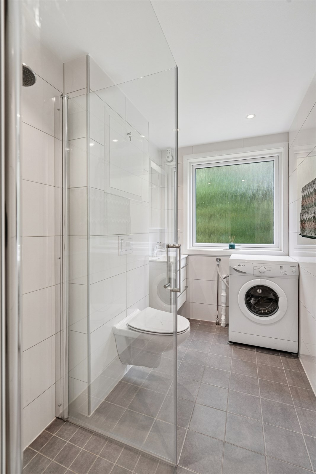 Badet ble totalrenovert i 2022 i regi av borettslaget og fremstår som moderne og delikat med downlights i himlingen og varmekabler i gulvet. Galleribilde