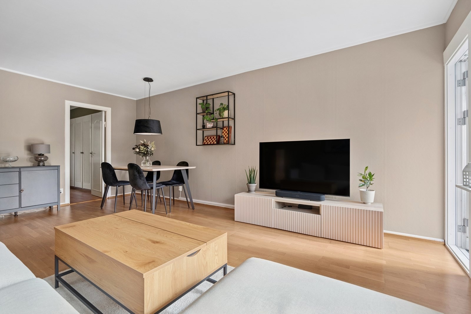 Den åpne planløsningen skaper en sosial og luftig atmosfære. Galleribilde