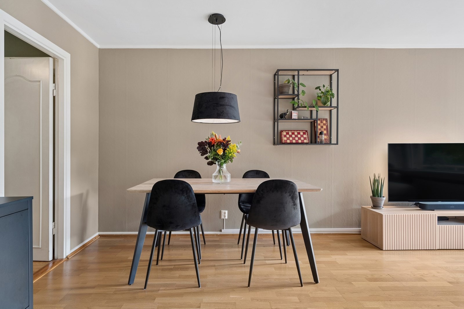 Leiligheten varmes opp med radiatorer (vannbåren varme) som er inkludert i felleskostnadene. Galleribilde