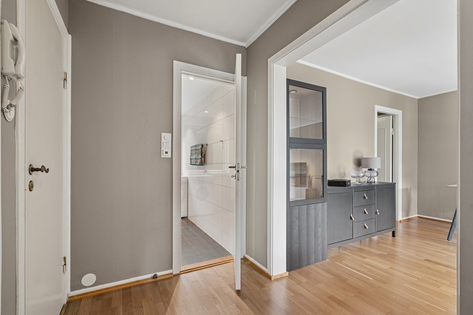 Innbydende og romslig entré som gir et godt førsteinntrykk. Galleribilde