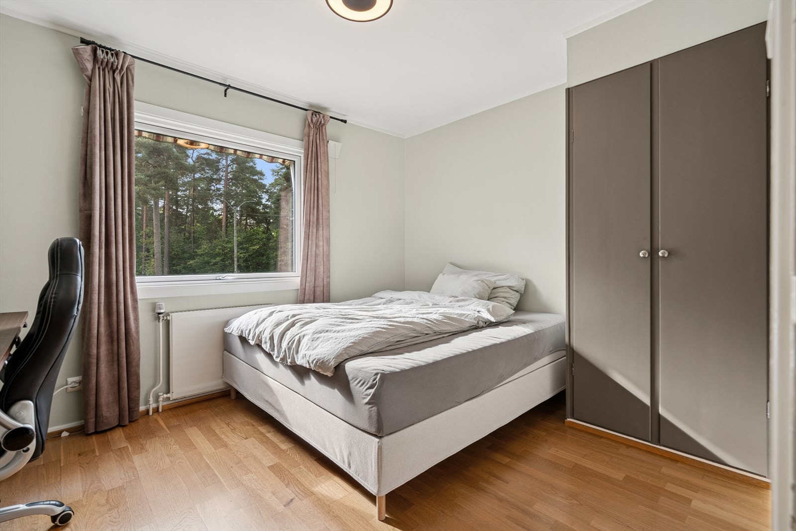 Soverom 2 er også romslig, med innebygd garderobe og plass til kontorhjørne. Galleribilde