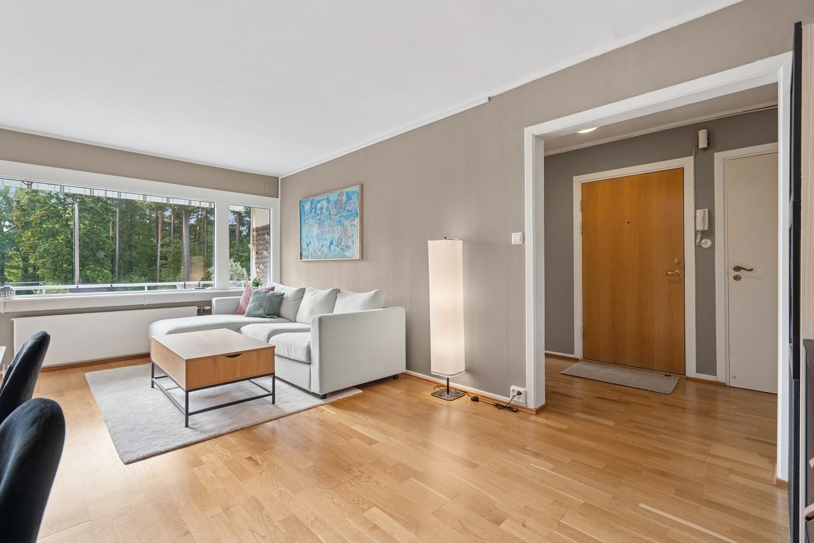 Stuen er et lys og romslig med malte overflater (2023) og 3-stavs parkett på gulvet. Galleribilde