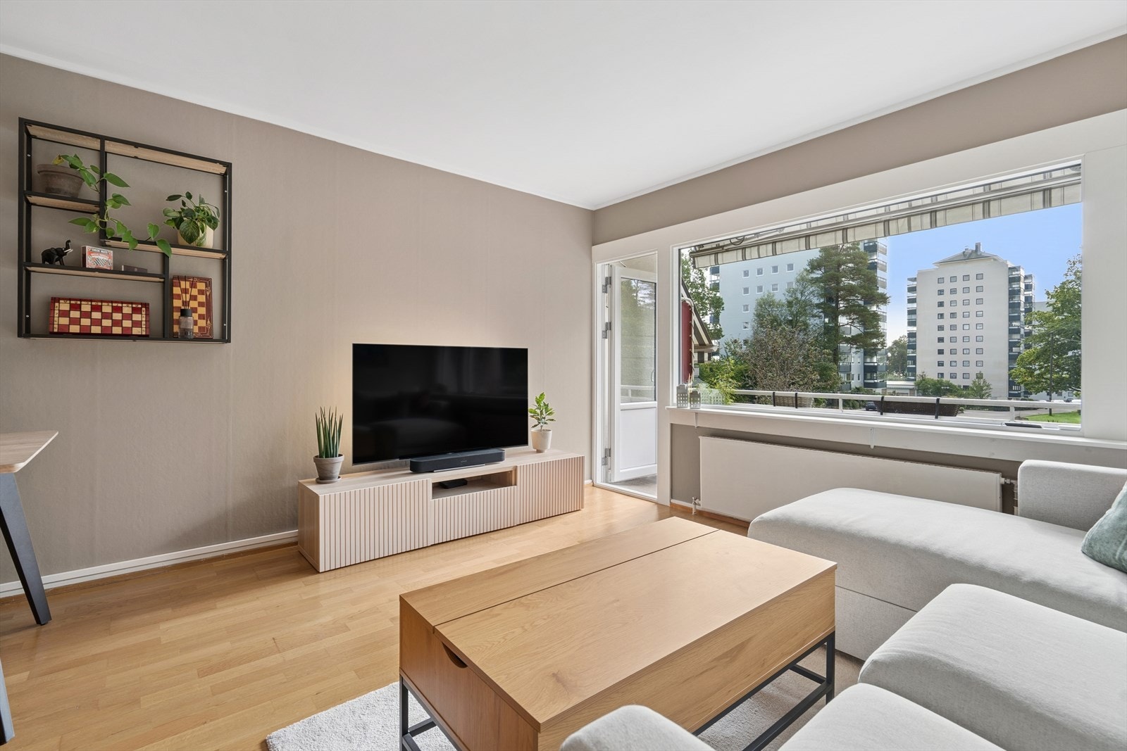 Leiligheten har store vinduer som er nye i 2014. Fra stuen er det utgang til hyggelig balkong på 6 kvm. Galleribilde