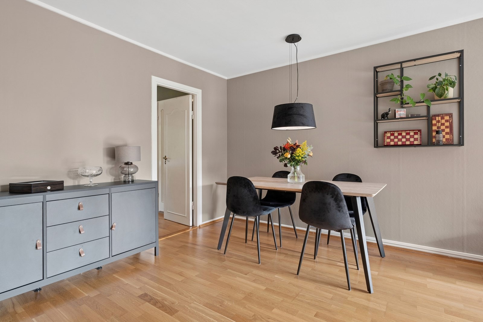 Stuen har mange møbleringsmuligheter, med god plass til langbord. Galleribilde