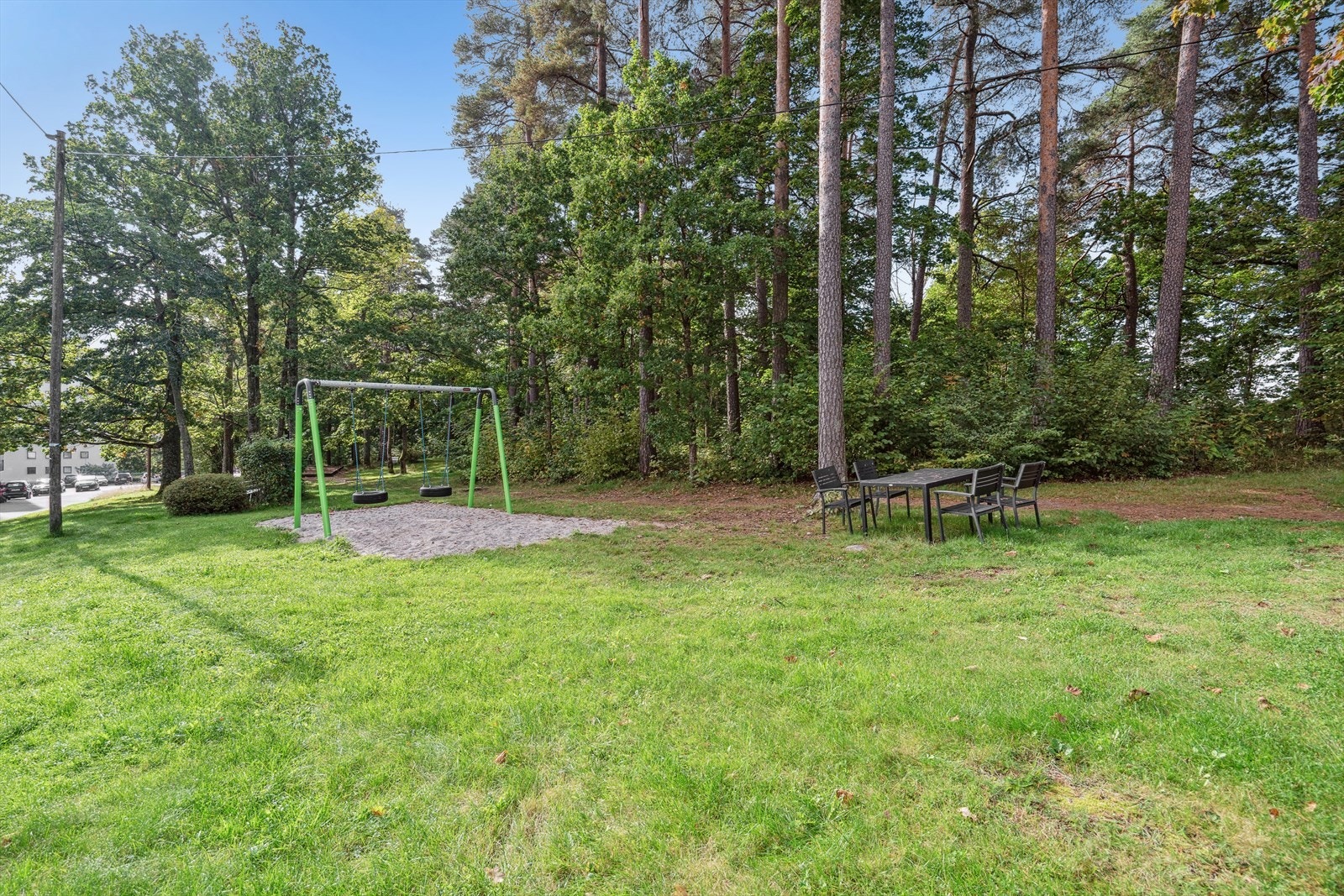 Fine fellesområder med lekeplass og sittegrupper rett utenfor døren. Galleribilde