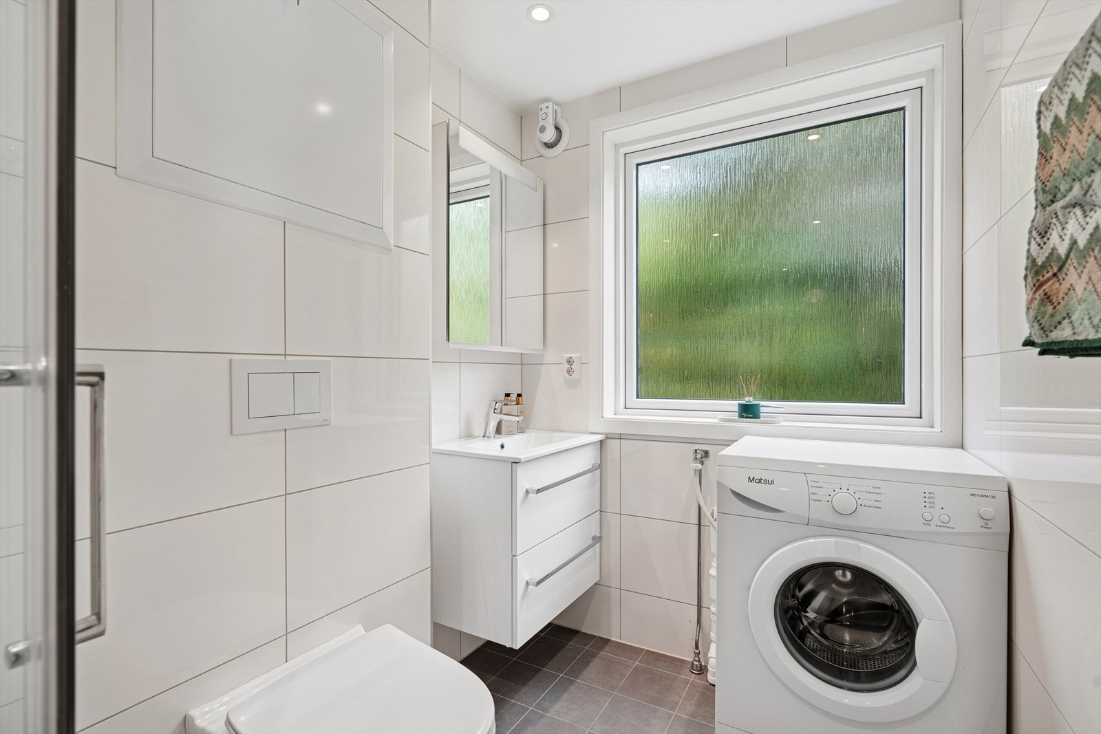 Det er også opplegg for vaskemaskin, i tillegg til tilgang til fellesvaskeri i borettslaget. Galleribilde