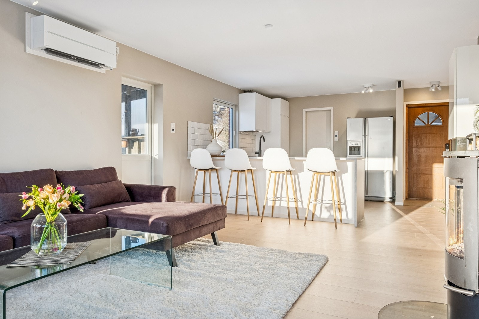 Det er varmefolie i gang på stue, kjøkken, spisestue og gang mot soverom/bad. Varmekabla i gangen Galleribilde