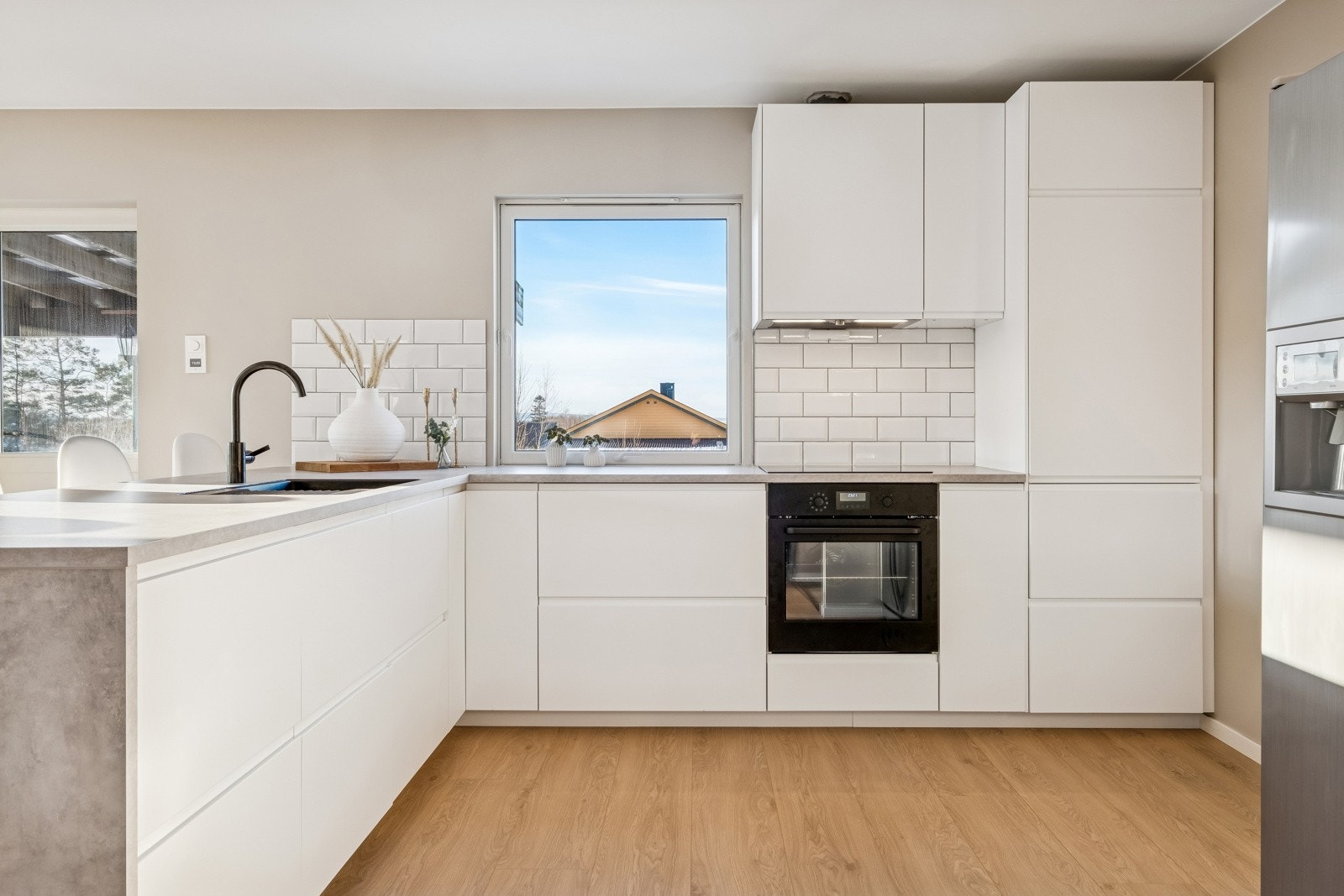 Delikat og tidløst kjøkken med sosial barløsning. Galleribilde