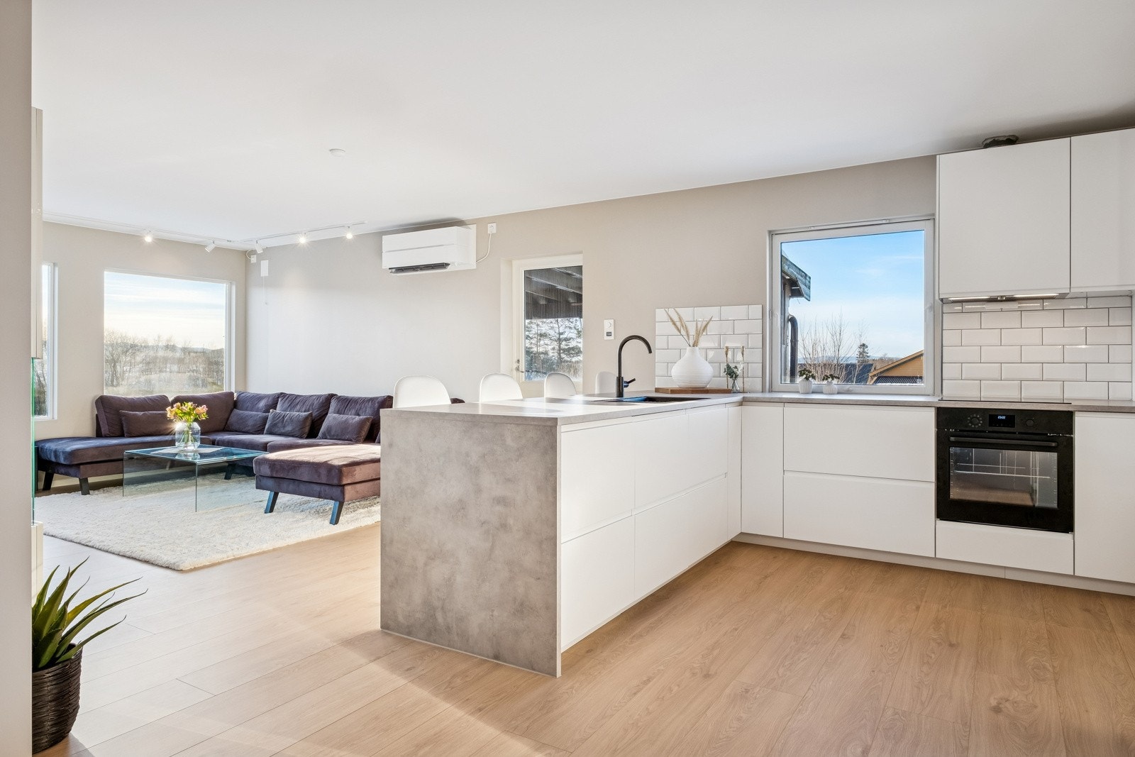 Åpen løsning til stue. Alle overflater nye 2025. Spotskinner. Varmepumpe. Peisovn og spilevegg. Galleribilde