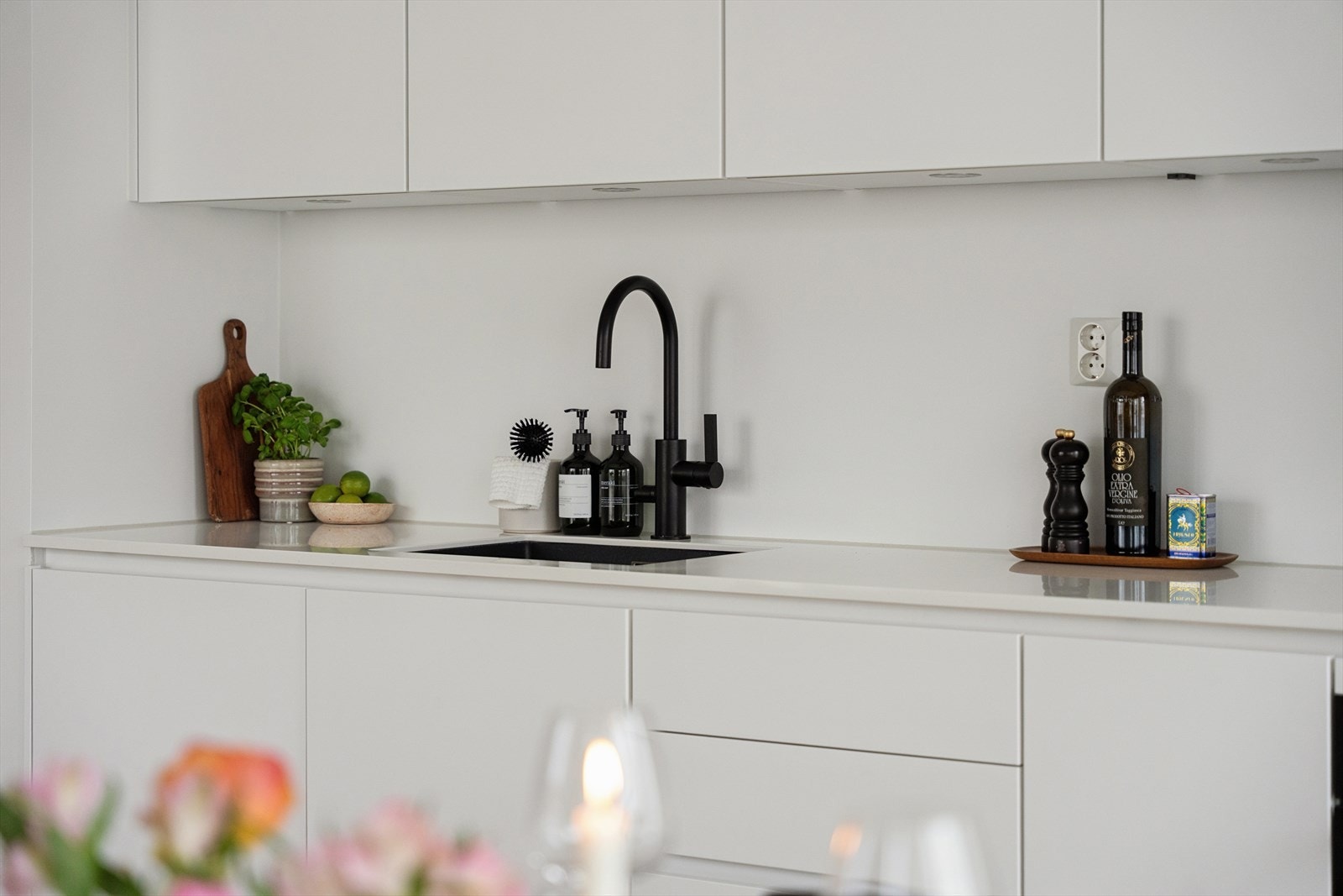 Benkeplaten er utstyrt med kjøkkenkran og oppvaskkum. Stikkontakt er montert på vegg. Galleribilde