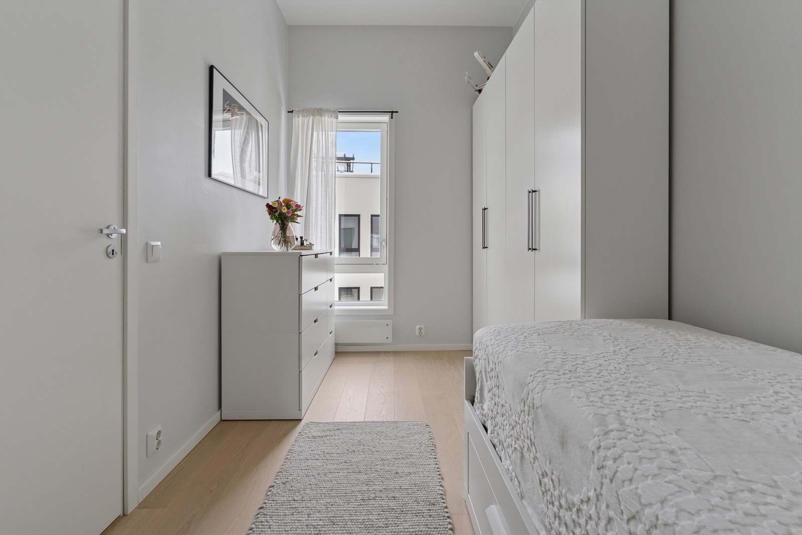 Soverom 2, utstyrt med praktisk garderobeskap. Galleribilde