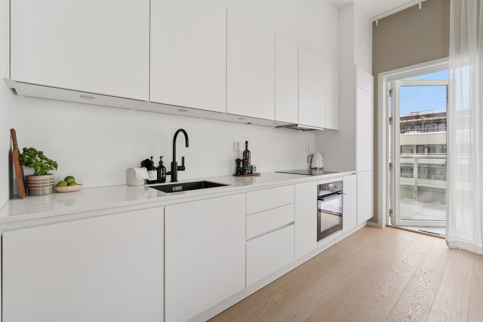 Med stue og kjøkken i åpen løsning blir det både hyggelig og sosialt å kokkelere mens du har gjestene samlet. Galleribilde