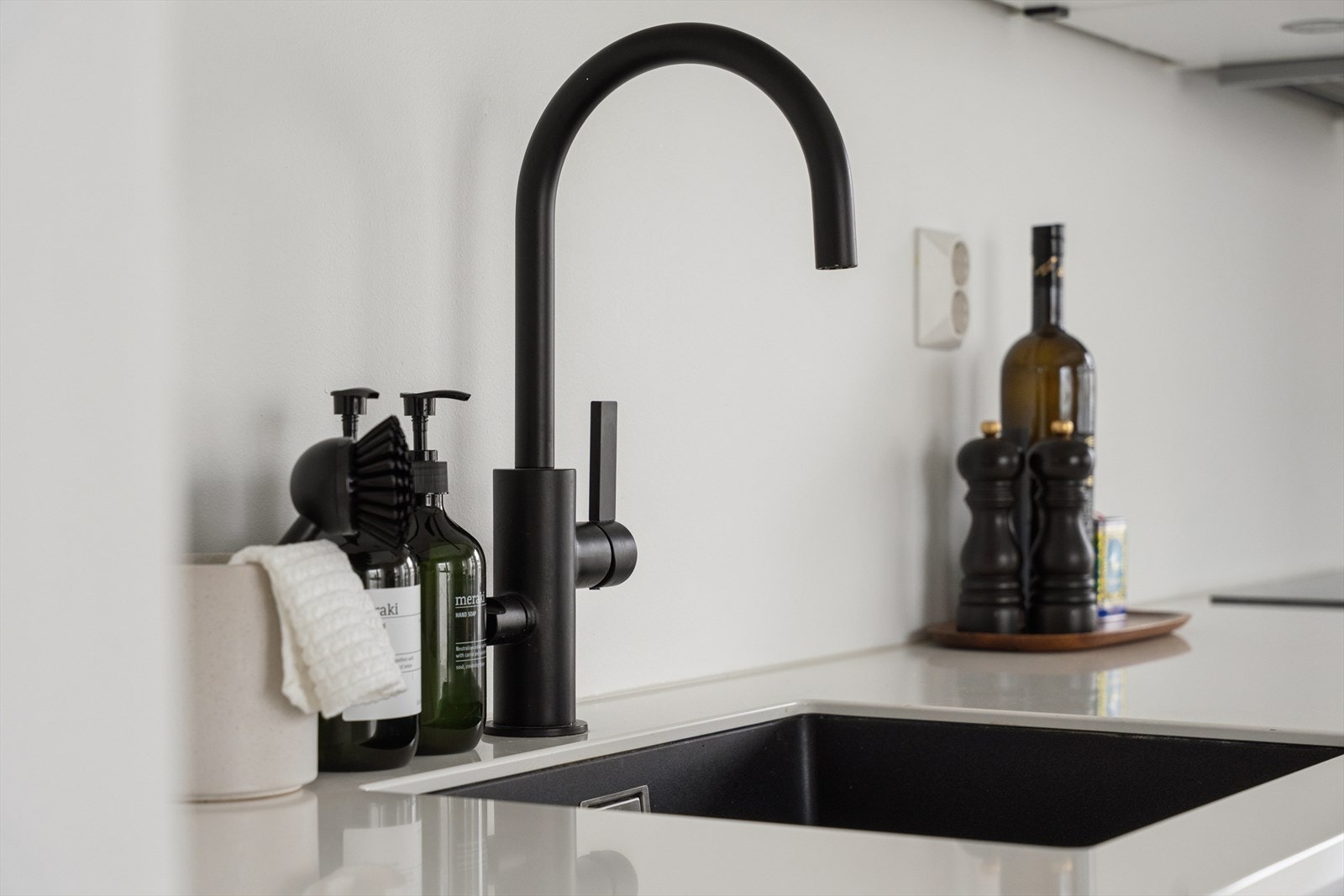 Sorte detaljer står i stil med de hvite frontene. Galleribilde