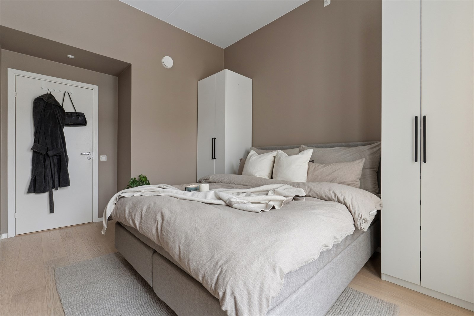 Hovedsoverommet er utstyrt med to praktiske garderobeskap. Galleribilde