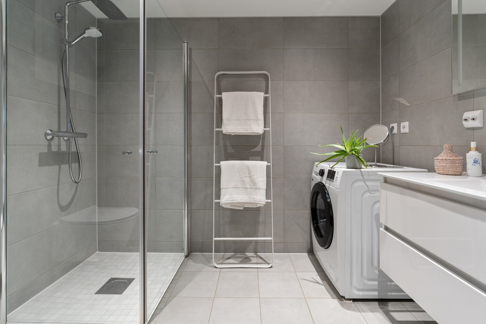 Flislagt baderom med vannbåren gulvvarme og opplegg for vaskemaskin. Galleribilde