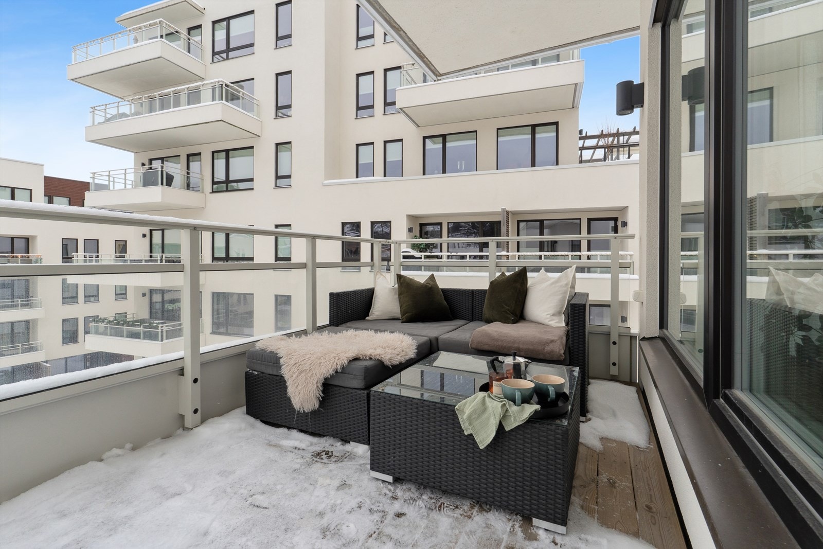 Dette er en tiltalende 3-roms hjørneleilighet fra 2021, beliggende i byggets 4. etasje. Galleribilde