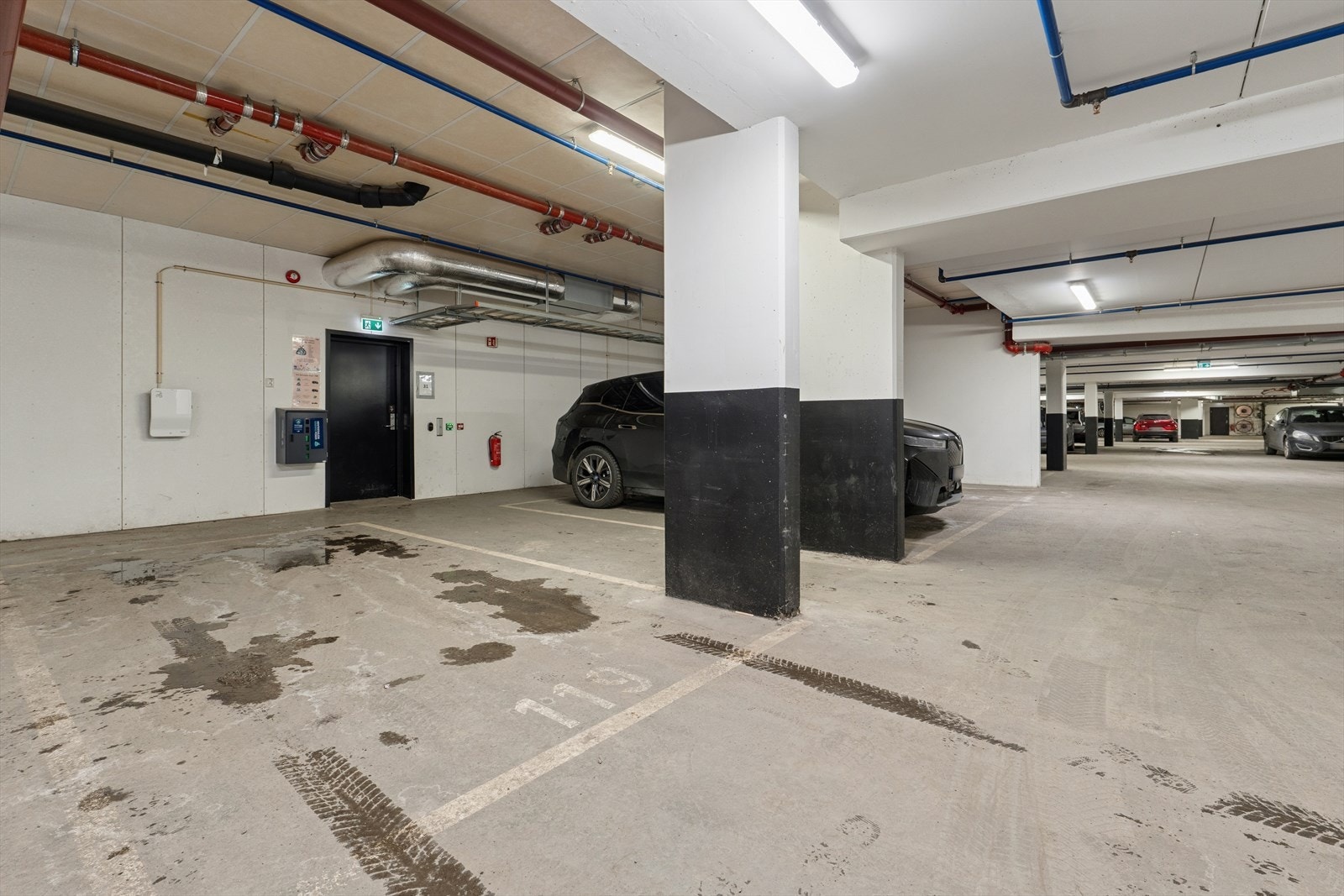 Garasjeplass med elbillader medfølger. Felleskostnader for garasjeplassen tilkommer. Galleribilde