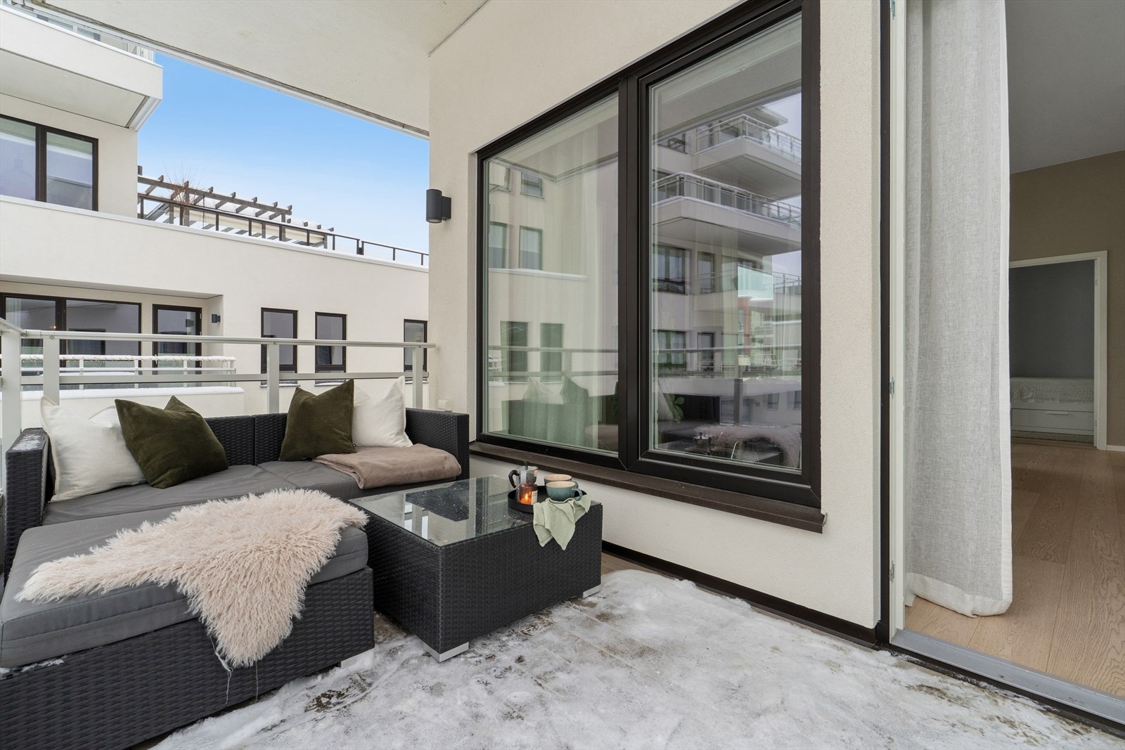 Leiligheten har utgang til en nordvendt balkong på ca. 11 m², perfekt for å nyte hyggelige stunder utendørs. Galleribilde