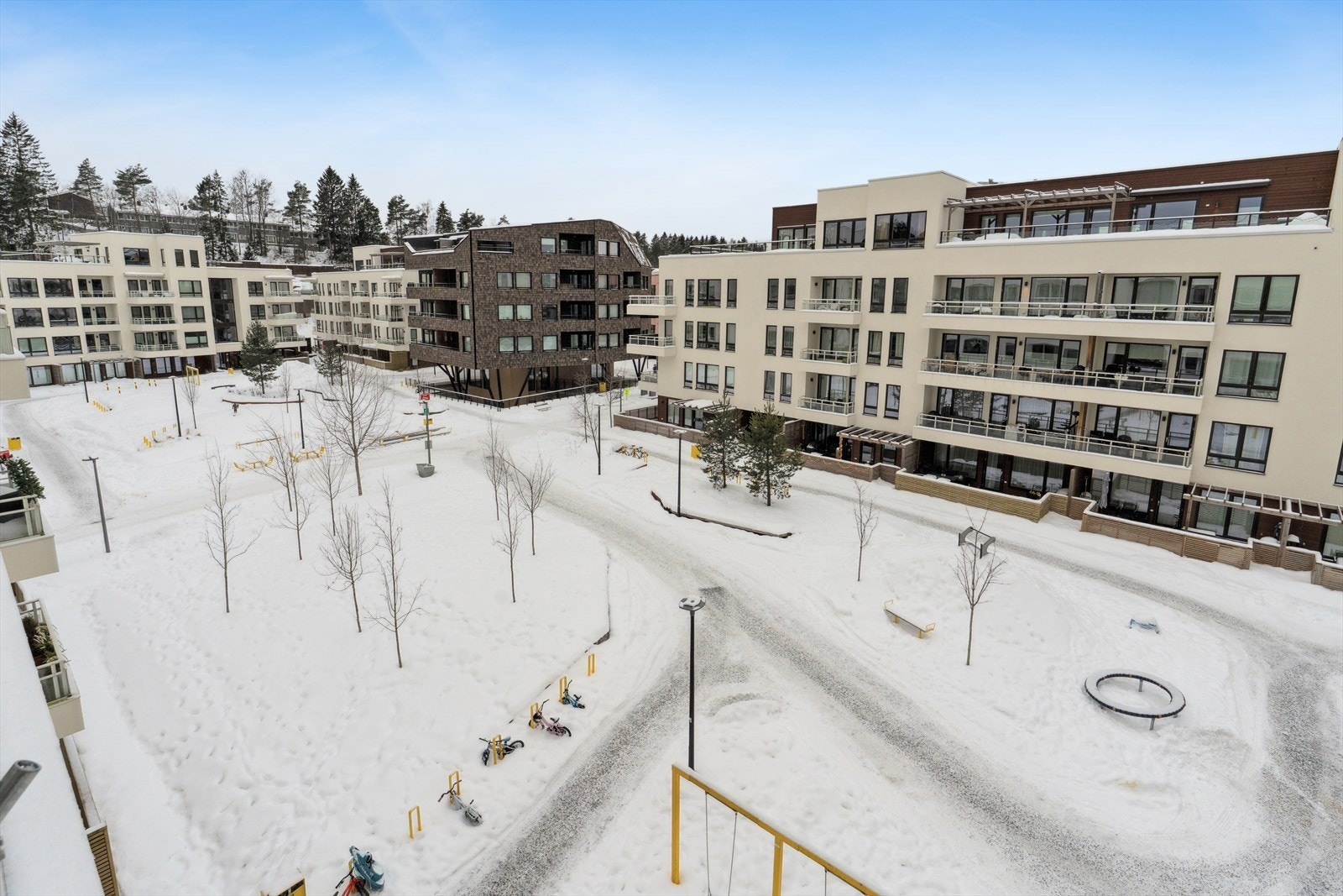 Sameiet har hyggelige fellesarealer med asfalterte gangveier, gressplen, trær, busker og diverse beplantning. Her finnes også sittebenker og lekeområder for barn. Galleribilde