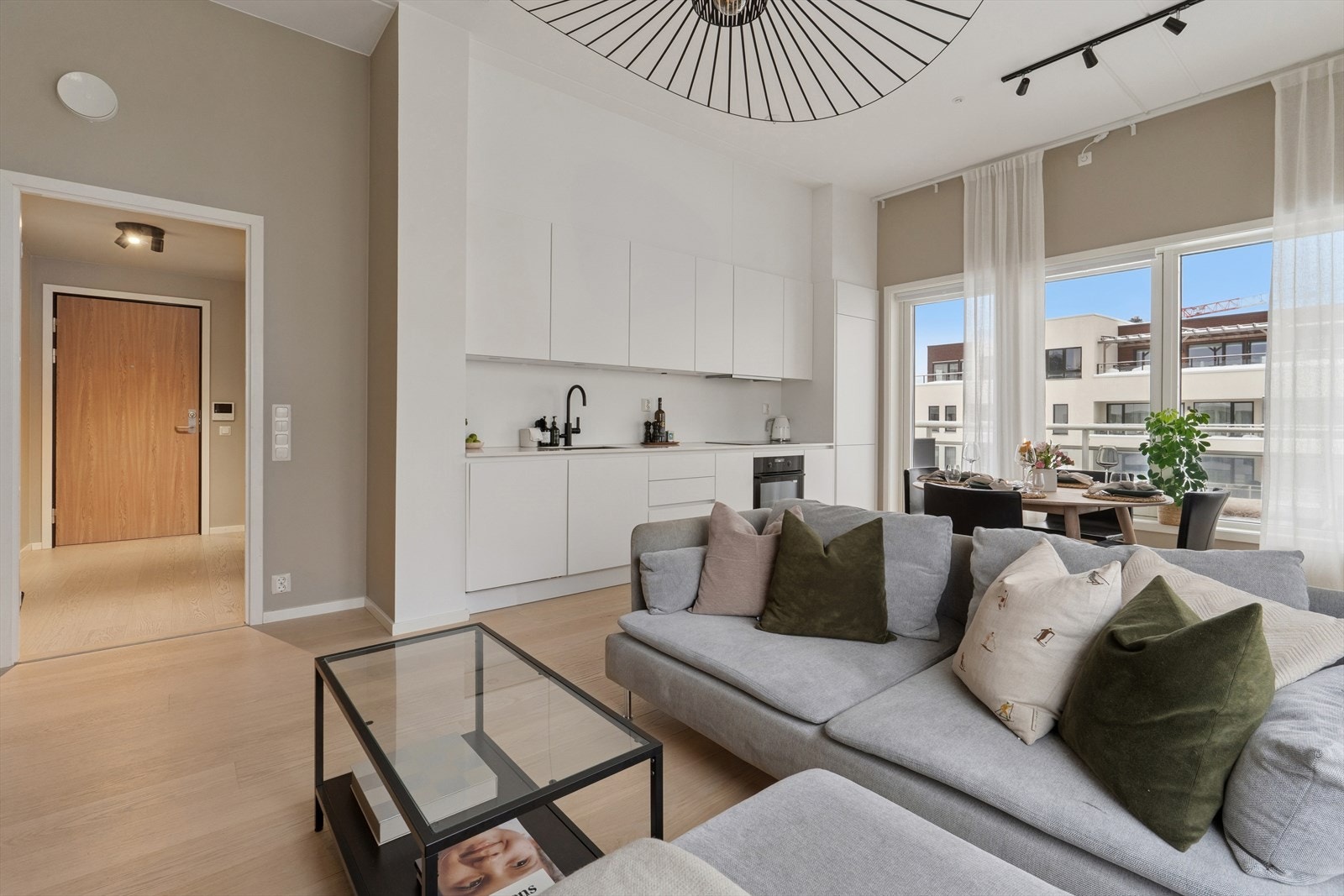 Store vindusflater sørger for rikelig med naturlig lys og en luftig romfølelse. Galleribilde