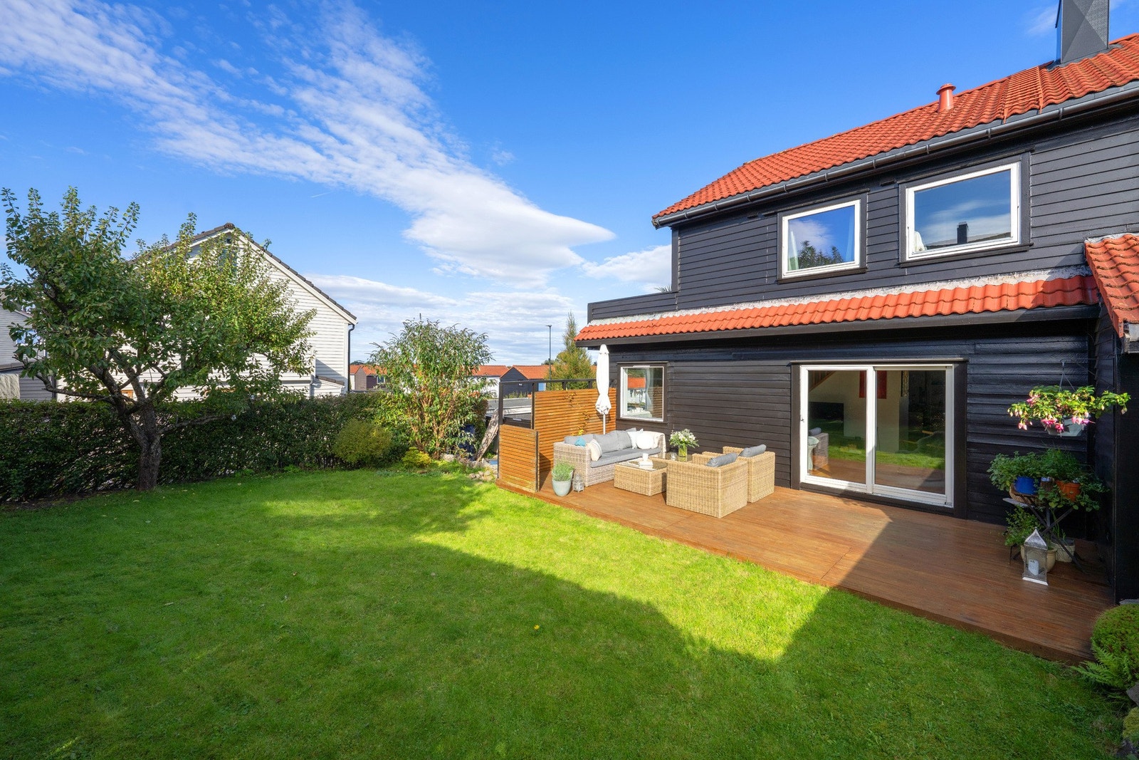 Stor og fin terrasse med minimalt innsyn Galleribilde