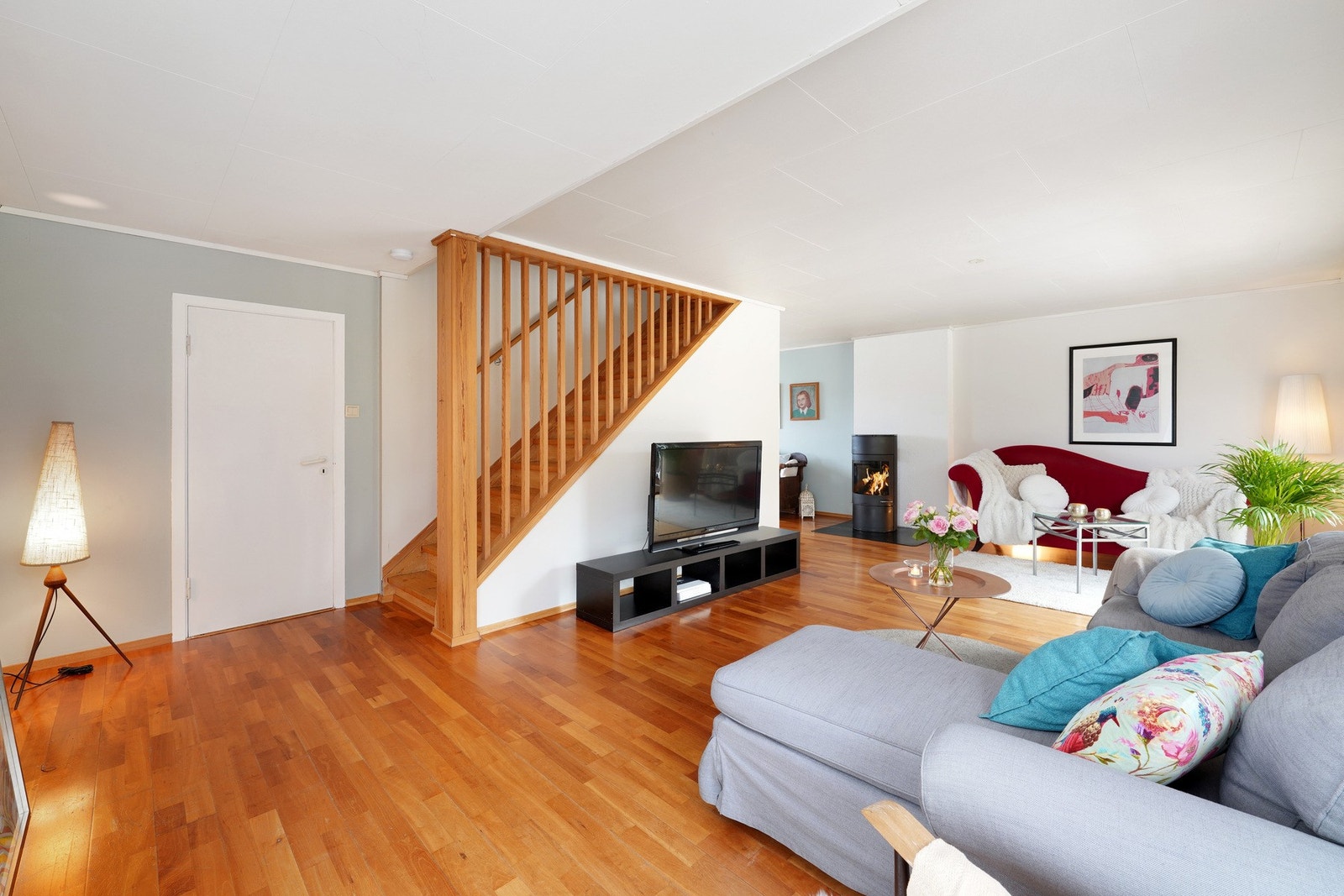 Det er god plass til både salong og spisestue i etasjen Galleribilde