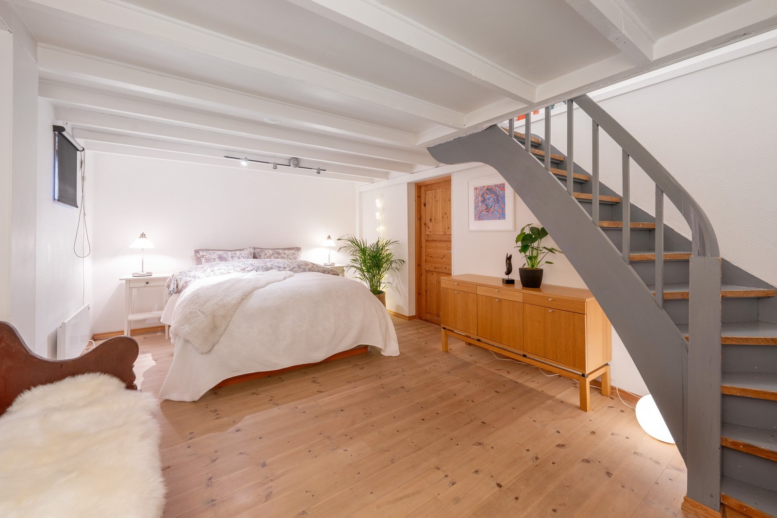 Underetasjen har rom som dagens eier benytter som soverom/kjellerstue Galleribilde