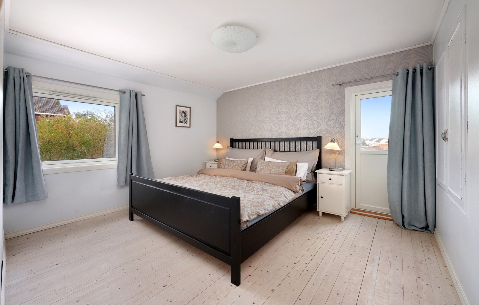 Soverom med utgang til balkong med flott utsikt Galleribilde