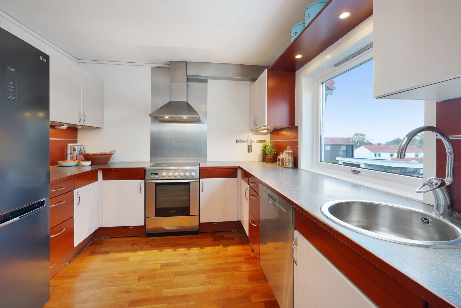 God skap- og benkeplass på kjøkken Galleribilde