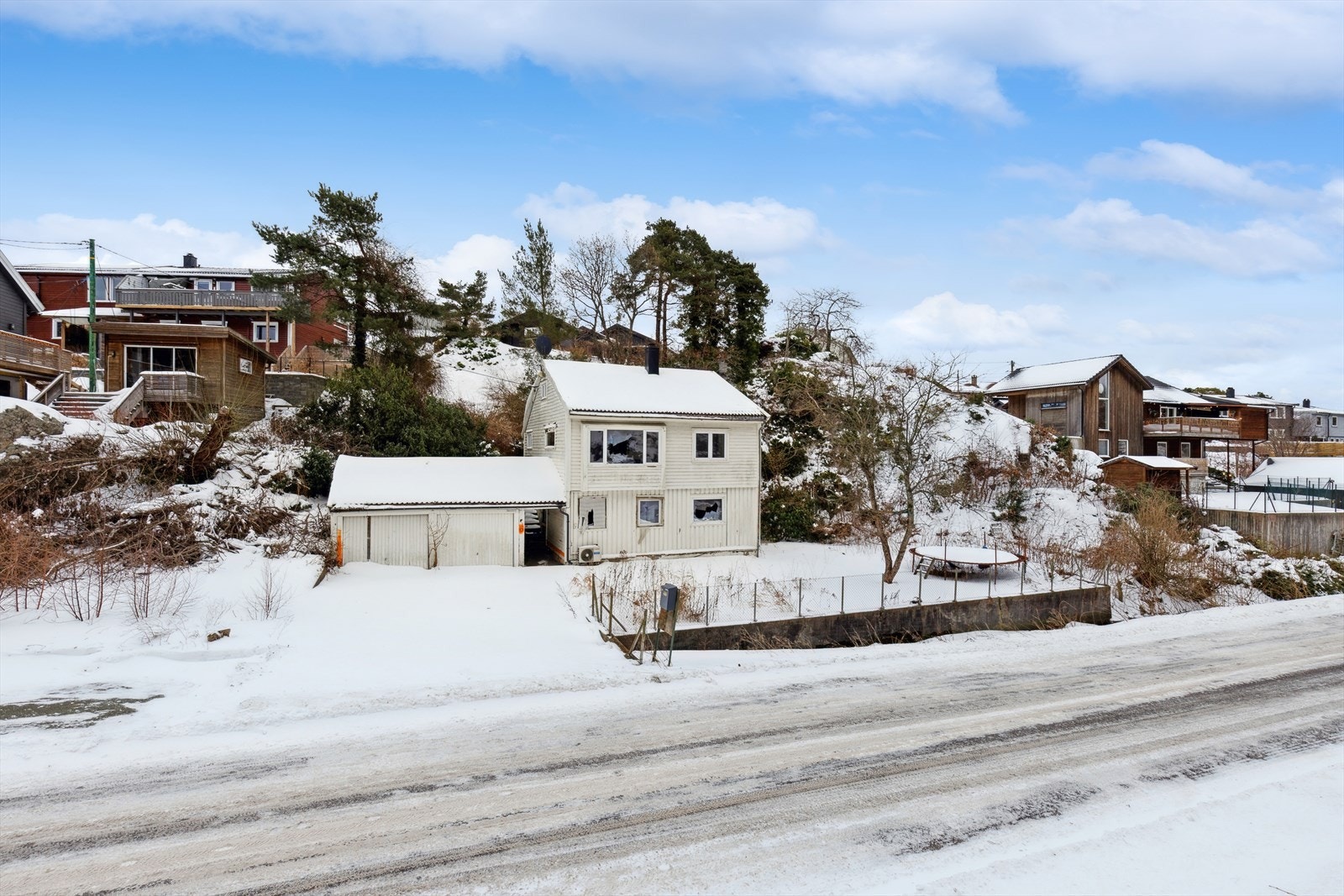 Boligen holder i dag en dårlig stand, og bør vurderes revet av ny eier. Galleribilde