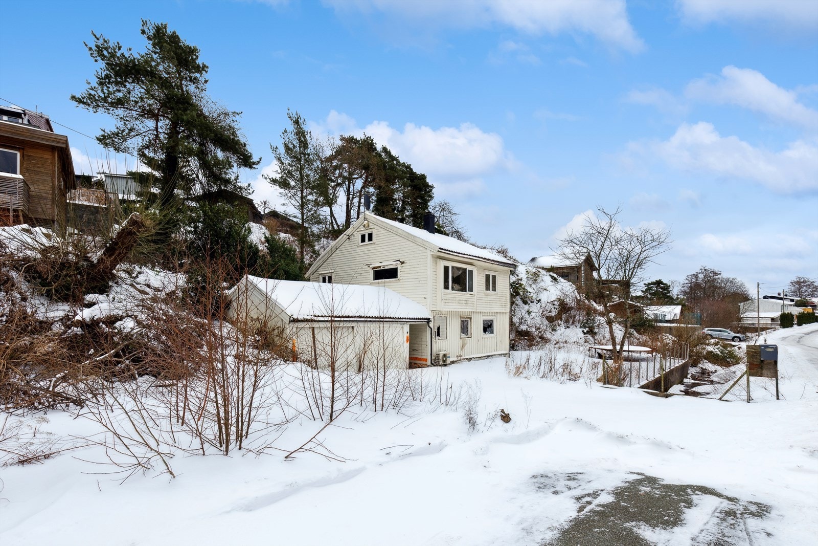 Eiendommen ligger svært sentralt til i Indre Vågsbygd med kort av stand til alt man trenger! Galleribilde