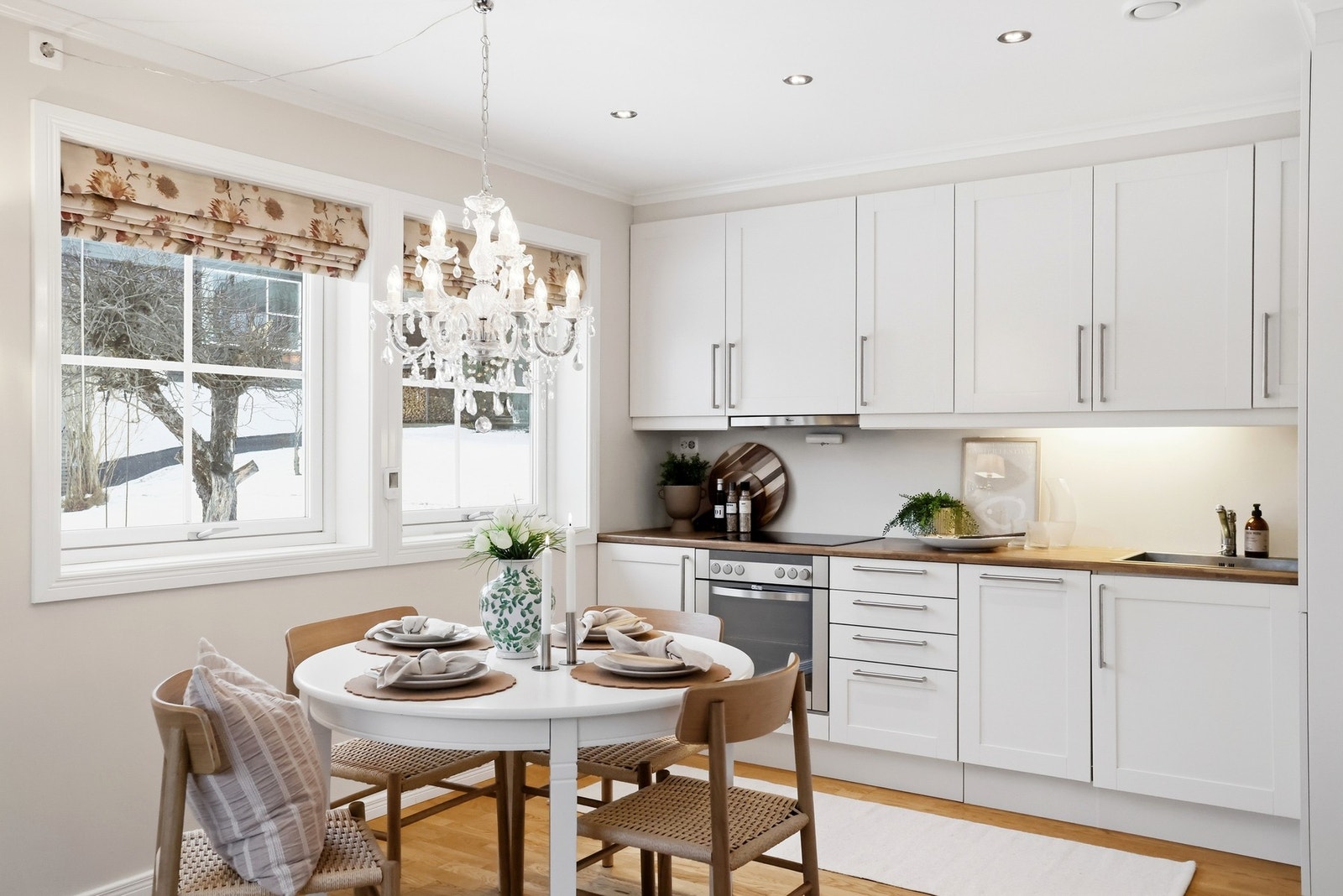 Lekkert og velutstyrt kjøkken fra Sigdal med integrerte hvitevarer som kjøleskap, komfyr, nedfelt platetopp og oppvaskmaskin. Galleribilde