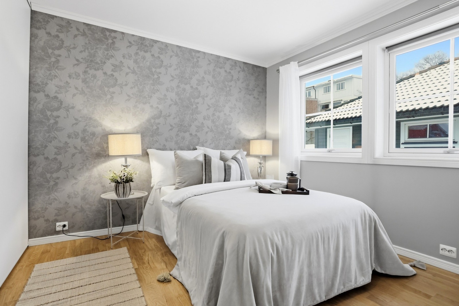 Boligens soverom er av god størrelse og har god plass til dobbeltseng og garderobeløsning med tilhørende møblement. Galleribilde