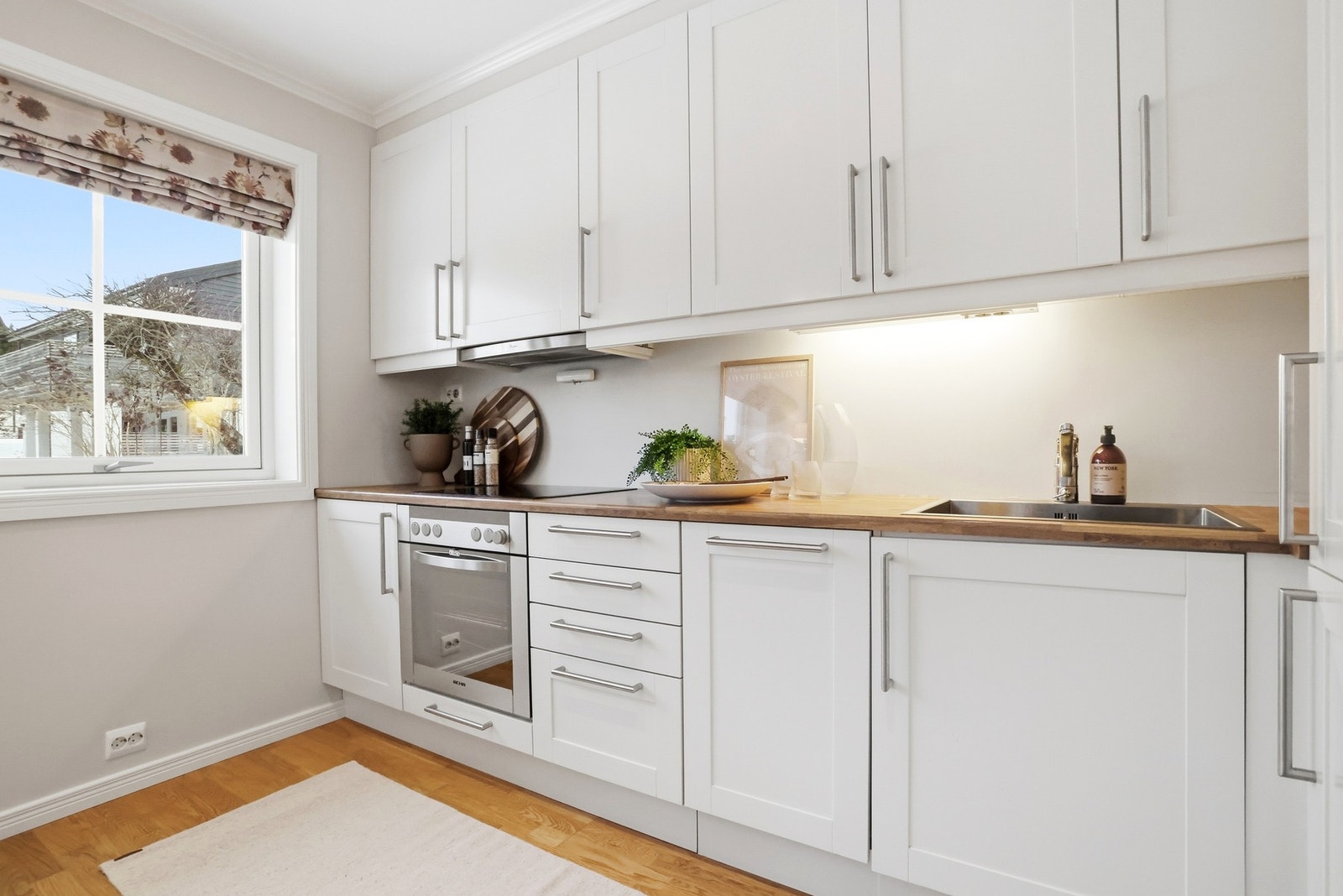 Kjøkkenet har bra med skap- og benkplass og ligger i åpen løsning mot stuen. Galleribilde