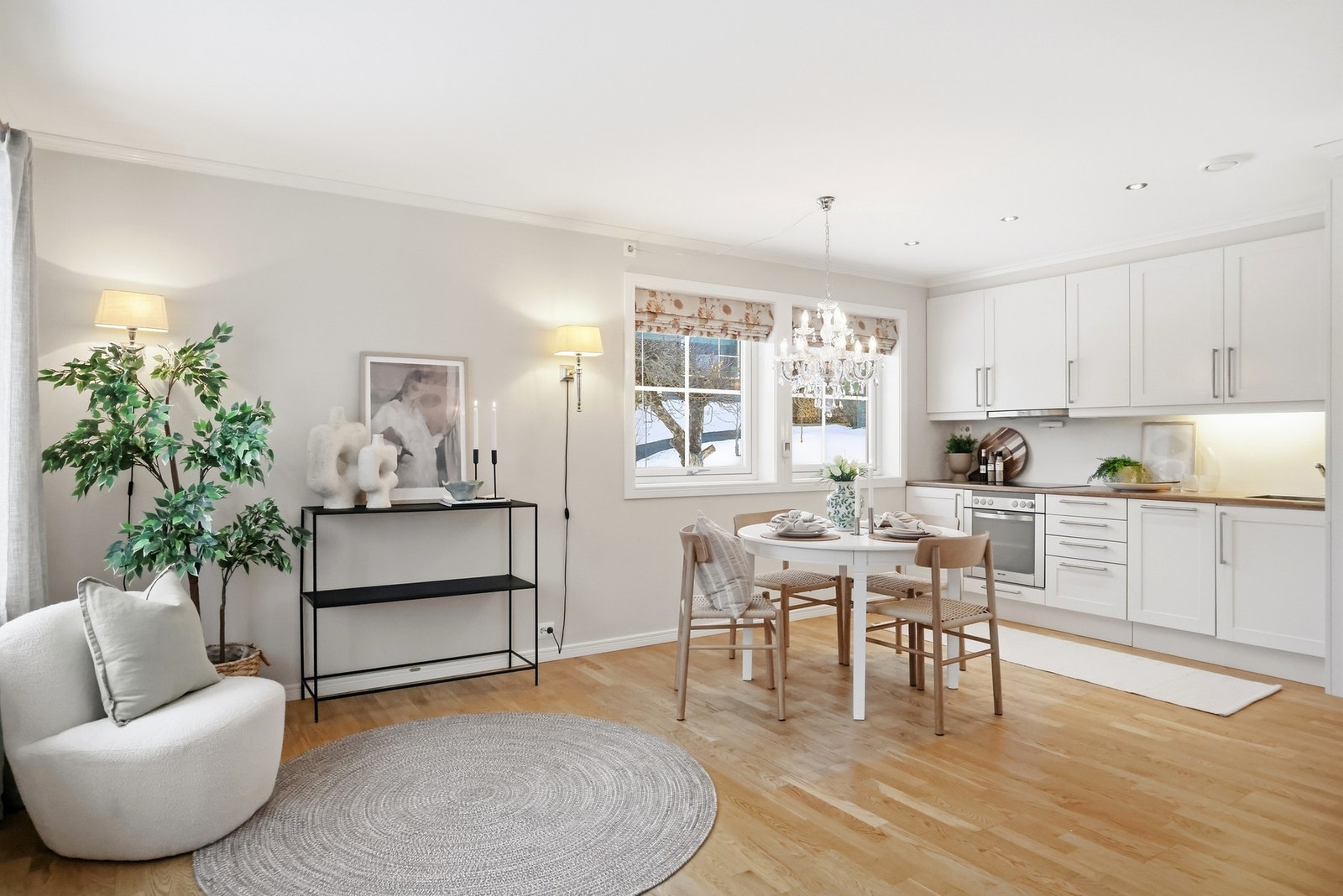 Romslig og elegant stue i hovedetasjen, som ligger i åpen løsning til kjøkkenet. Galleribilde