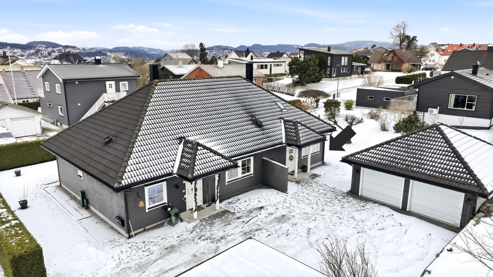 Asfaltert gårdsplass og garasje Galleribilde