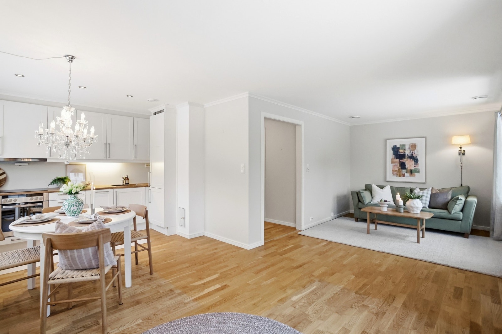 Videre har stuen malte veggflater og parkett på gulv, samt god plass til både spisebord og sofaløsning. Galleribilde